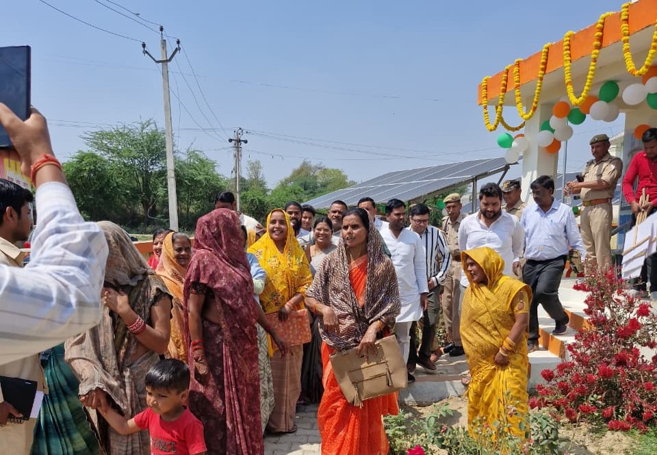 upjnretawah's tweet photo. ✨ 𝗝𝗮𝗹 𝗠𝗮𝗵𝗼𝘁𝘀𝗮𝘃 𝟮𝟬𝟮𝟲| 𝗝𝗮𝗹 𝗝𝗲𝗲𝘃𝗮𝗻 𝗠𝗶𝘀𝘀𝗶𝗼𝗻💧🌱
आज दिनांक: 22 मार्च 2026 को ग्राम पंचायत -बिधूपूरा, ब्लॉक - बढ़पुरा जनपद इटावा में जल महोत्सव 2026 के अंतर्गत जल जीवन मिशन के तहत कार्यक्रम सफलतापूर्वक आयोजित किया गया।

इस कार्यक्रम के मुख्य अतिथि माननीय श्रीमती सरिता भदौरिया जी (विधायक, सदर), इटावा रहीं।

उन्होंने मंच के माध्यम से समस्त ग्रामीणों को जल संरक्षण की शपथ (जल प्रतिज्ञा) दिलाते हुए जल बचाने का महत्वपूर्ण संदेश दिया। विधायिका सरिता भदौरिया जी ने विधिवत पूजन कर कार्यक्रम की शुरुआत पारंपरिक तरीके से घड़े में जल अर्पित कर जल संरक्षण का संदेश दिया। साथ ही जल बंधन, जल वंदना, जल संकल्प एवं जल श्रृंगार जैसी गतिविधियों के माध्यम से जल संरक्षण के प्रति जन-जागरूकता को सशक्त किया गया। ग्रामीणों से अपील की गई कि वे पानी की बर्बादी न करें और आने वाली पीढ़ियों के लिए जल संसाधनों को सुरक्षित रखें। 💧🌿

जल महोत्सव 2026 का आयोजन 8 मार्च से 22 मार्च तक जनपद की विभिन्न ग्राम पंचायतों में किया जा रहा है। 22 मार्च को विश्व जल दिवस के अवसर पर विधायिका जी द्वारा कार्यक्रम में सम्मिलित होकर इस अभियान के माध्यम से लोगों को स्वच्छ पेयजल, जल संरक्षण और जल जीवन मिशन की योजनाओं के प्रति जागरूक किया गया।

ग्रामीणों द्वारा बताया कि इस योजना के माध्यम से गांव के घर-घर तक पाइप लाइन के जरिए स्वच्छ पेयजल उपलब्ध कराया जा रहा है, जिससे ग्रामीणों को दूर-दूर से पानी लाने की समस्या से राहत मिल रही है

कार्यक्रम में उ.प्र. जल निगम (ग्रामीण) के अधिशासी अभियंता, सहायक अभियंता एवं, इंडियन ह्यूम पाइप कंपनी के परियोजना प्रबंधक एवं टीम, डीपीएमयू *, *स्कूल के बच्चे, महिलाएं, ग्राम प्रधान एवं ग्रामवासी बड़ी संख्या में उपस्थित रहे।
🌍 “जल है तो कल है — आइए मिलकर हर बूंद बचाएं” 💙

#JalMahotsav2026 #JalJeevanMission #HarGharJalUP #HarEkBood #SaveWater #UttarPradesh #WaterConservation 
#JalMahotsav2026 #JalArpandiwas #hargharjal @upswsm @DistrictEtawah