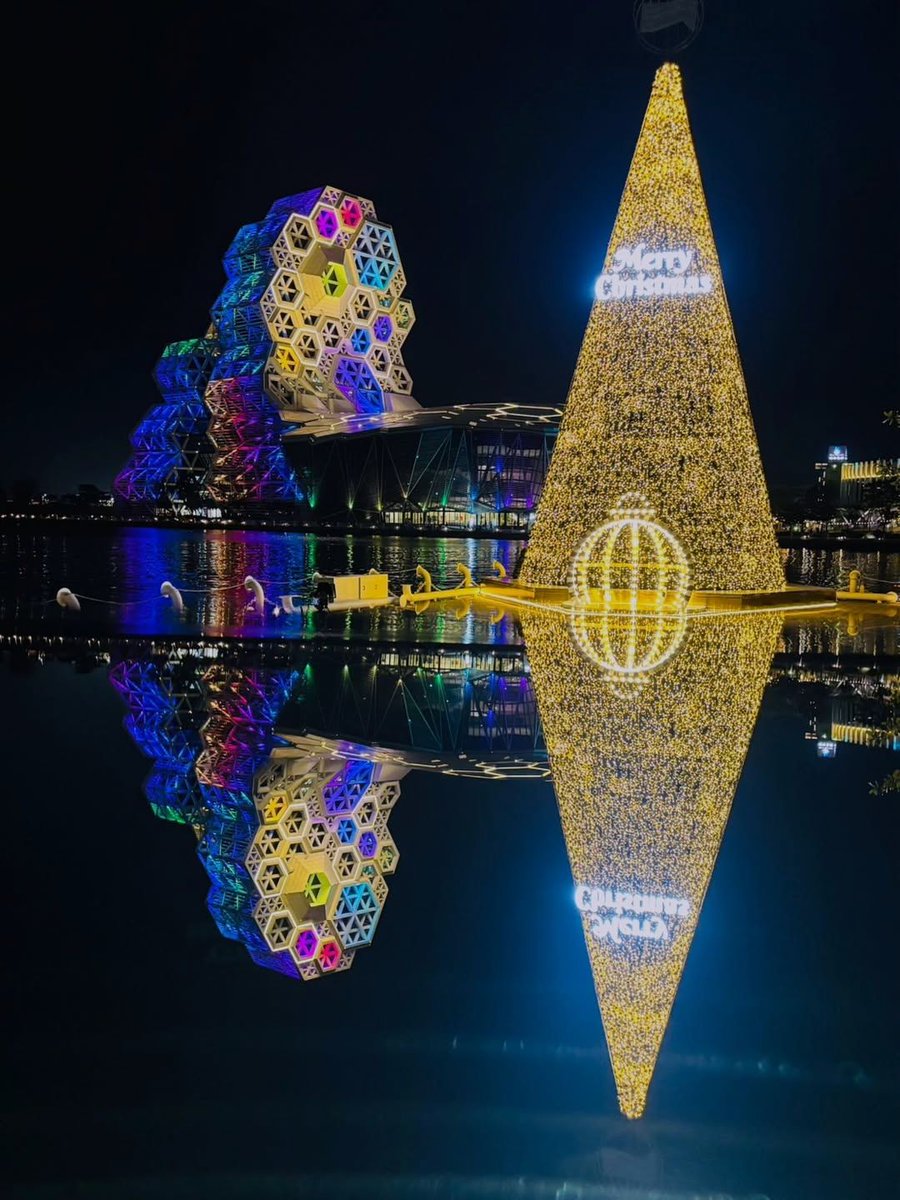 Looking to indulge in something special? Hainanese chicken rice is the perfect option, offering a delightful experience that hits the spot for your palate.