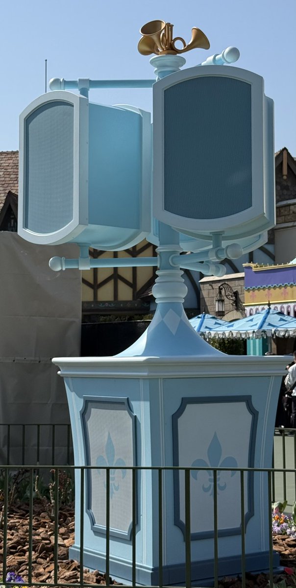 おお⁉️
皆んなピーターパン前のスピーカー進化してるぞ‼️
ファンタジーランドらしいデザインに1番上には楽器があるぞ🎺✨