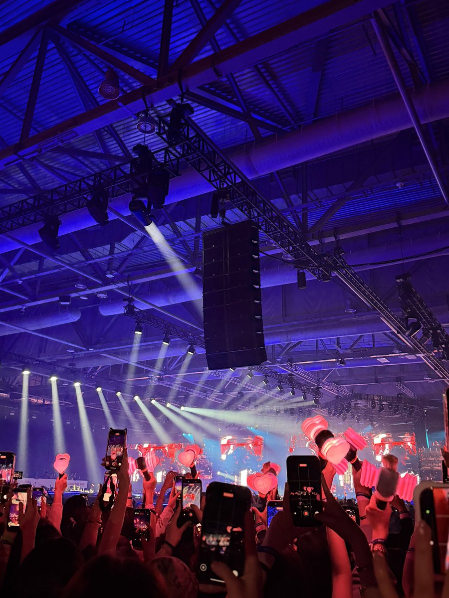 The show has started and despite JENNIE's performance being at last the crowd is full of her fans hyping the stage 🤍