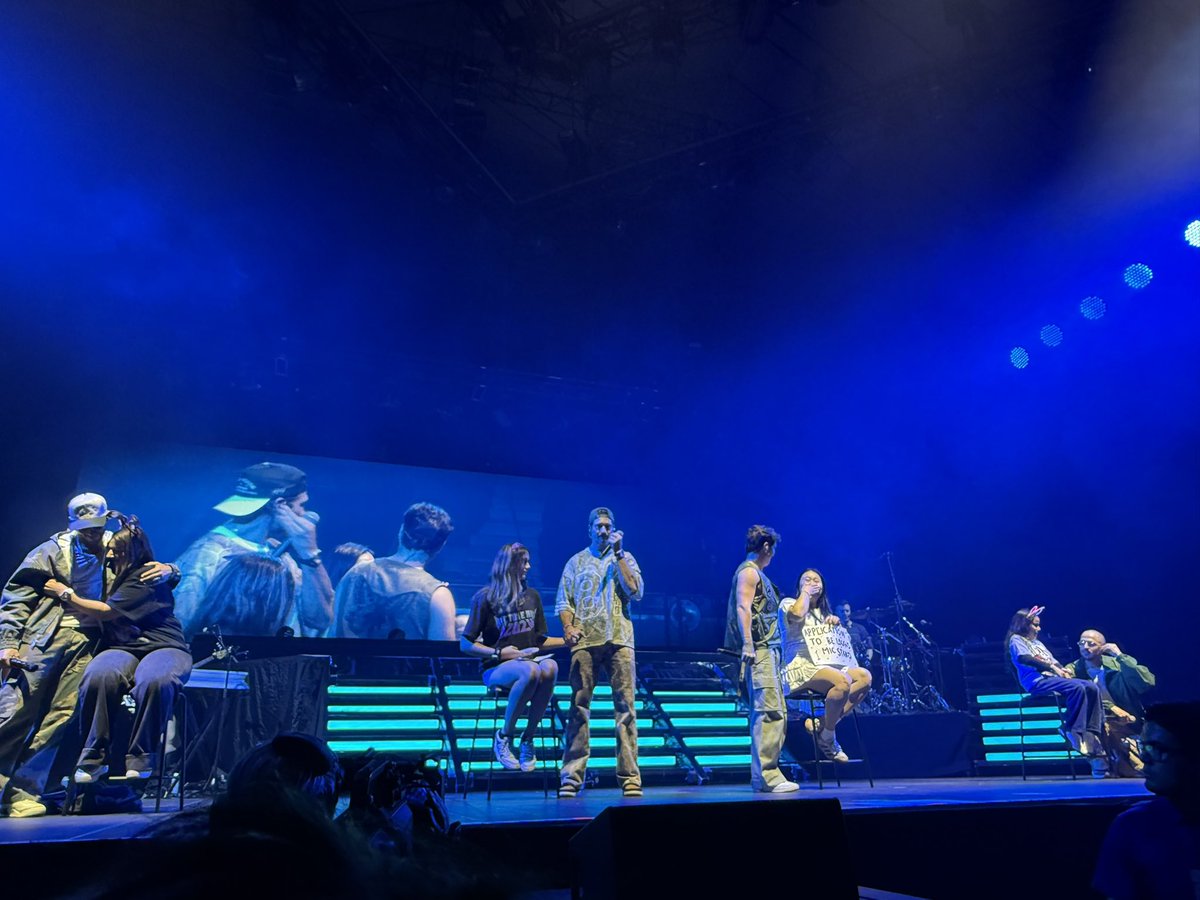 Selina met Taylor tweet media