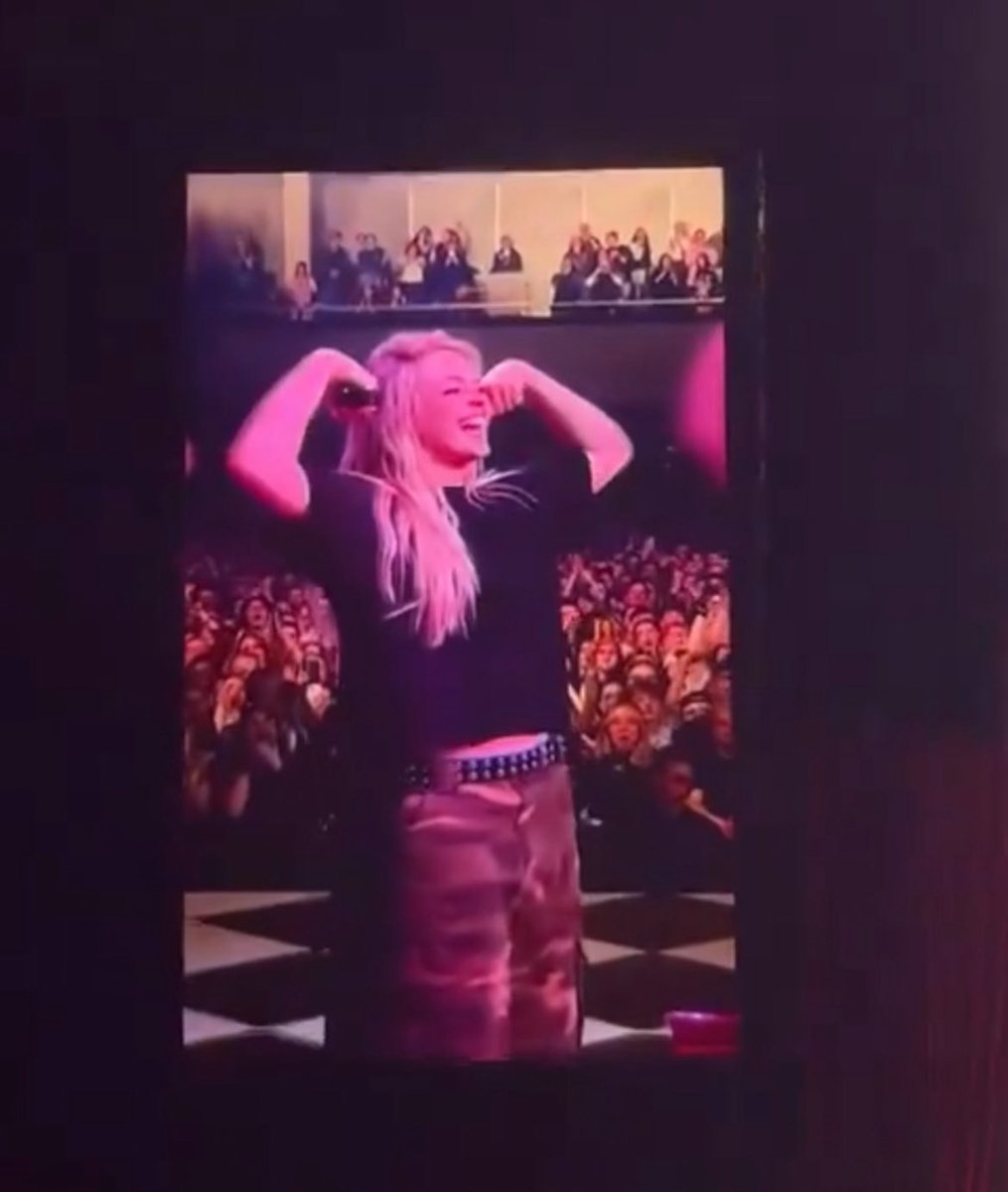 bookaholicka's tweet photo. if you went to the BITE ME TOUR quote this with your favourite moment of the show!!
โ
number one is her hair flip <3 and her surprise after she saw a man do towaโs part
โ
number two is ofc #musclenation https://t.co/g5ttTMjdfx
