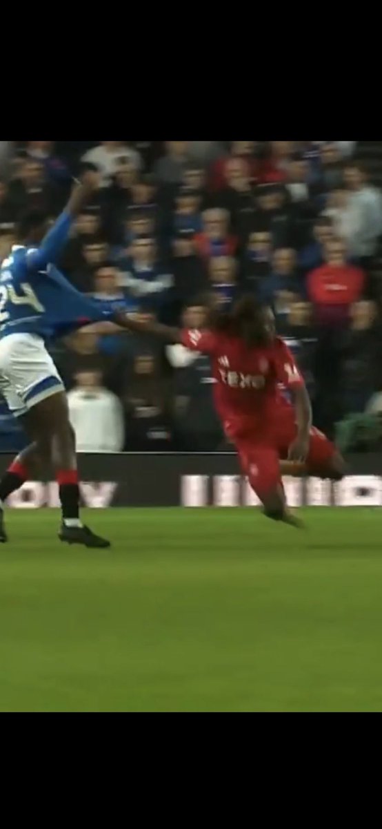 addison_declan's tweet photo. @kieranreilly_ @DerRohlSouness Aye he pushes him 😂🤡 https://t.co/JzDxfhLf5i