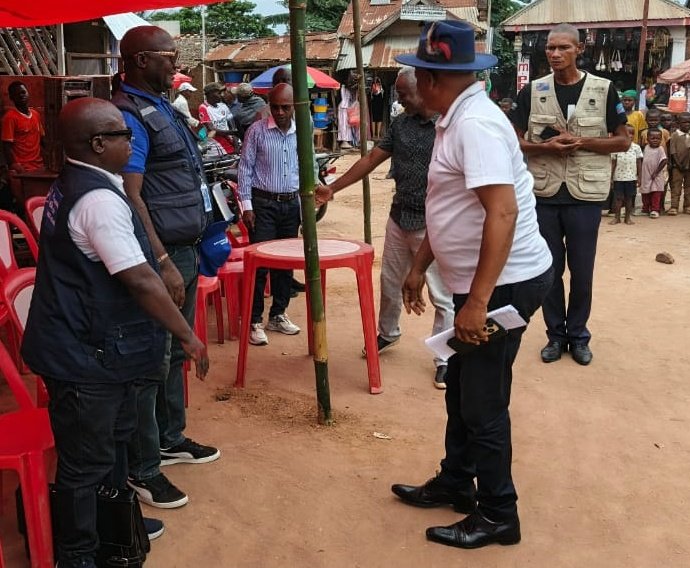 OMSRDCONGO's tweet photo. Au total, 3 zones de santé dans deux provinces (#Tshopo & #Bas_Uele🇨🇩) sont concernées : #Banalia, #Bengamisa et #Buta. La campagne durera 5 jours et cible 264 150 personnes âgées de 1 à 49 ans.
Ce déploiement est rendu possible grâce à la mobilisation des communautés locales. https://t.co/44cXOz1Qpx