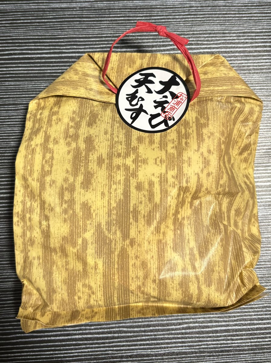 銀魂映画で轟音芳忠浴びたら天むす食べたくなったので購入🦐🍙久々に食べると美味しい🤤
 #ちん飯 
