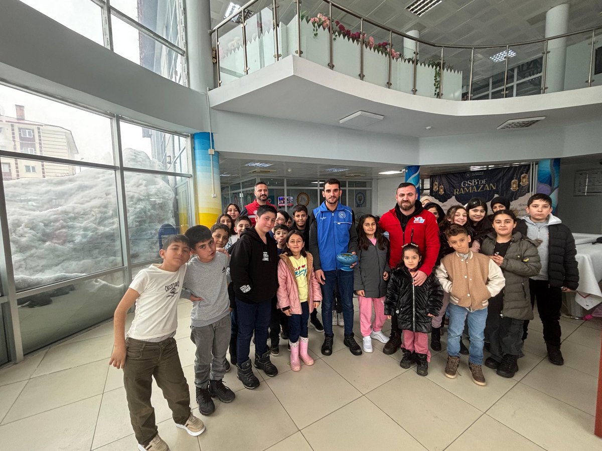 GSB_BitlisGM's tweet photo. Gençlik Merkezimizde Bayramlaşma

 Gençlerimizin enerjisiyle daha da güzelleşti.
Şeker ikramlarımız eşliğinde keyifli sohbetler gerçekleştirdik 🍬

Ramazan Bayramı’nın tüm gençlerimize sağlık, mutluluk ve huzur getirmesini diliyoruz. Bayramınız kutlu olsun! 🌙✨
#RamazanBayramı https://t.co/5WwBG18p6j