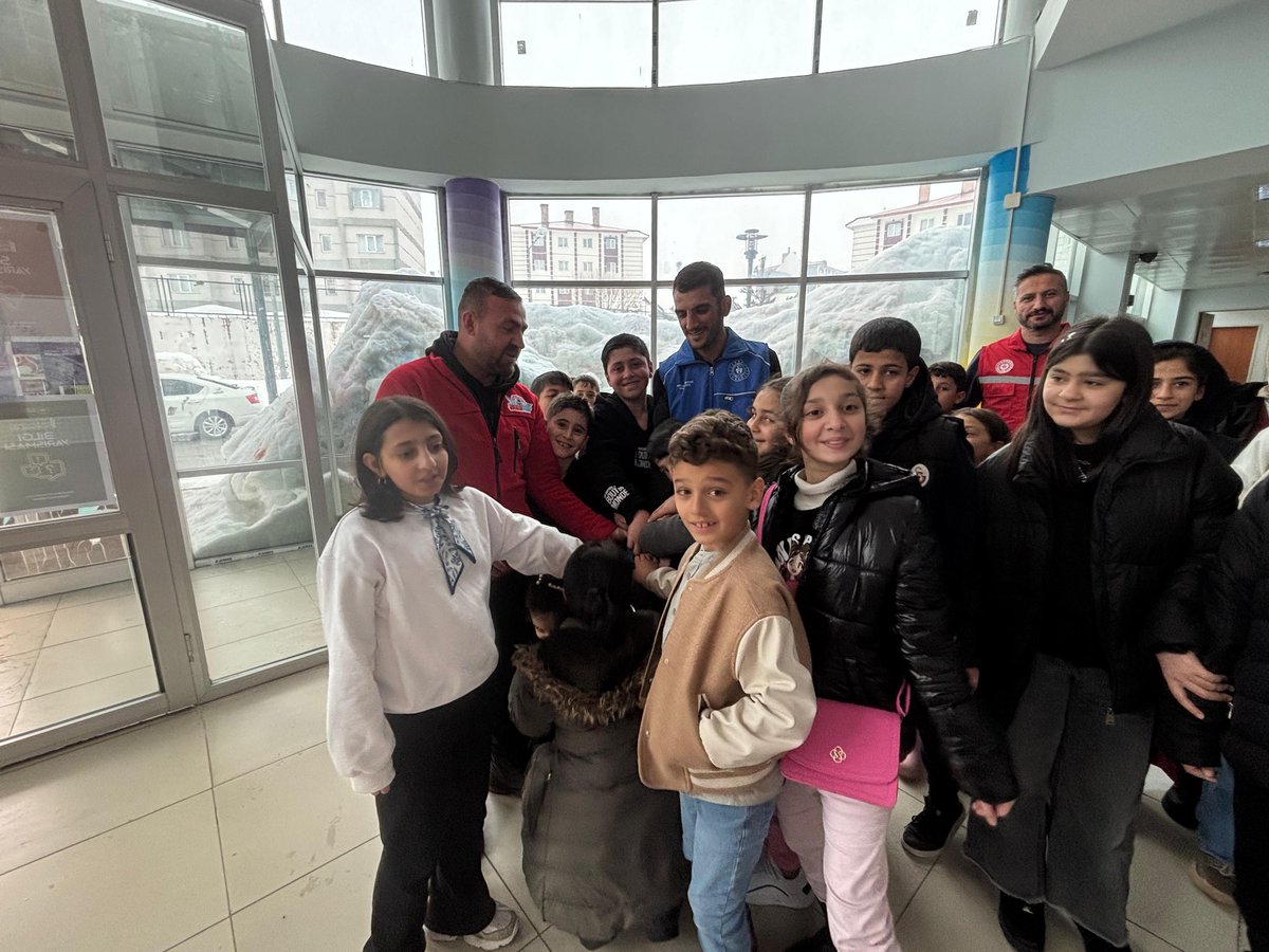 GSB_BitlisGM's tweet photo. Gençlik Merkezimizde Bayramlaşma

 Gençlerimizin enerjisiyle daha da güzelleşti.
Şeker ikramlarımız eşliğinde keyifli sohbetler gerçekleştirdik 🍬

Ramazan Bayramı’nın tüm gençlerimize sağlık, mutluluk ve huzur getirmesini diliyoruz. Bayramınız kutlu olsun! 🌙✨
#RamazanBayramı https://t.co/5WwBG18p6j
