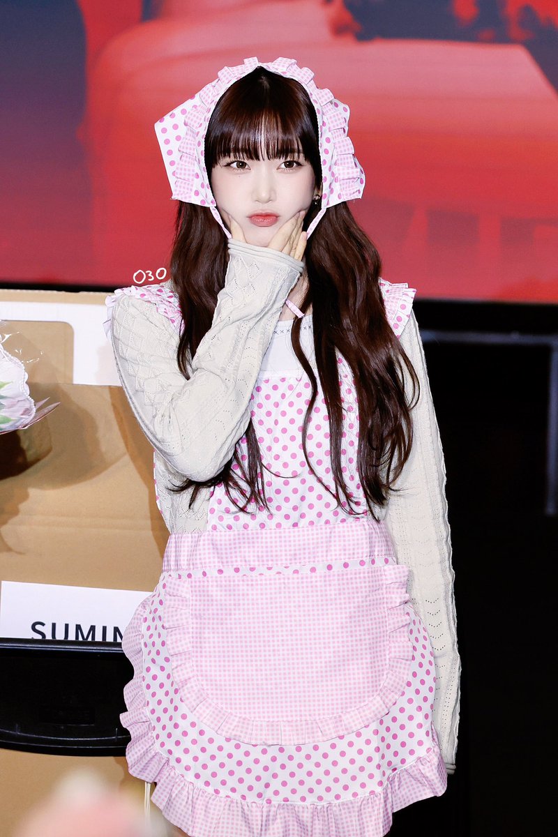 Sumingong's tweet photo. 260321 👩🏻‍🍳🍭

#스테이씨 #STAYC #수민 #SUMIN
#동글동글쑴 https://t.co/daXN92sTYx