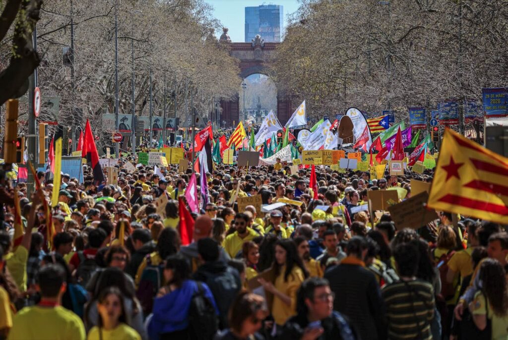 el paperot que està fent la gent de ccoo a twitter… què? xd

comentaris tancats i responent-se entre ells, erigint-se com a salvadors

mentrestant, al carrer:
#VagaEducativa #EducacióEnLluita