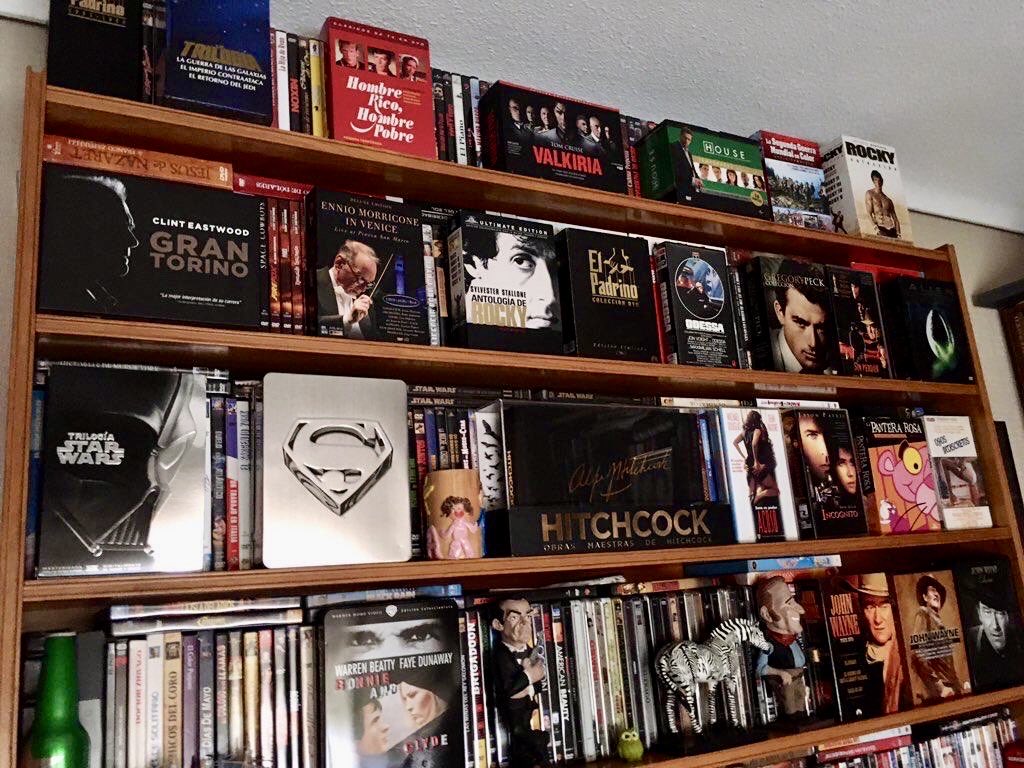 PCinemasmusic's tweet photo. Qué buena noticia! Es como la vuelta al vinilo. Al final, los que somos de la Generación X (nacidos entre 1965 y 1980/1981) no lo hemos hecho tan mal. Hemos vivido la transición de lo analógico a lo digital, con una cultura de trabajo fuerte y una adaptación al cambio tecnológico. Y aunque algunos estudios sitúan el límite de los Baby Boomers en 1968, la mayoría nos clasifica dentro de la Generación X. Me alegro por esta segunda vida para el formato físico y que los jóvenes lo vuelvan a recuperar. 🎬👍🏼