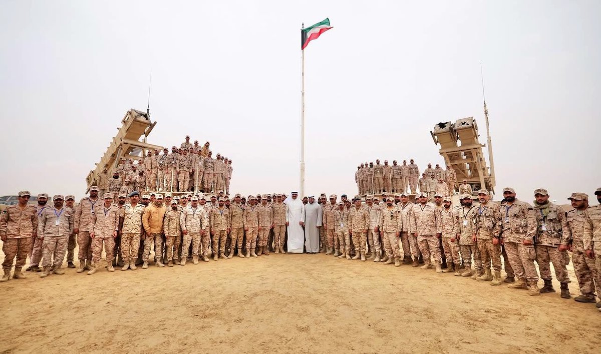 saddahalotaibi's tweet photo. حي راس ٍ محتزم عن داره 
مستعين بربّه ومتقوّي

يطرح الصاروخ والطياره 
من مغاوير الدفاع الجوّي

واقف ٍ بسلاحه و راداره
مستعد لخاين ومتلوّي

يرمي الصاروخ رمي الشاره
ويتقطّع ثم يجيك مهوّي

قبل حنّا نسمع الصفاره
نستمع للرمي صوت مدوّي

وان حذف شرّ العدوّ بناره 
قال أنا كويتي ما تطفي ضوّي

#الكويت_خط_أحمر 
#الكويتي