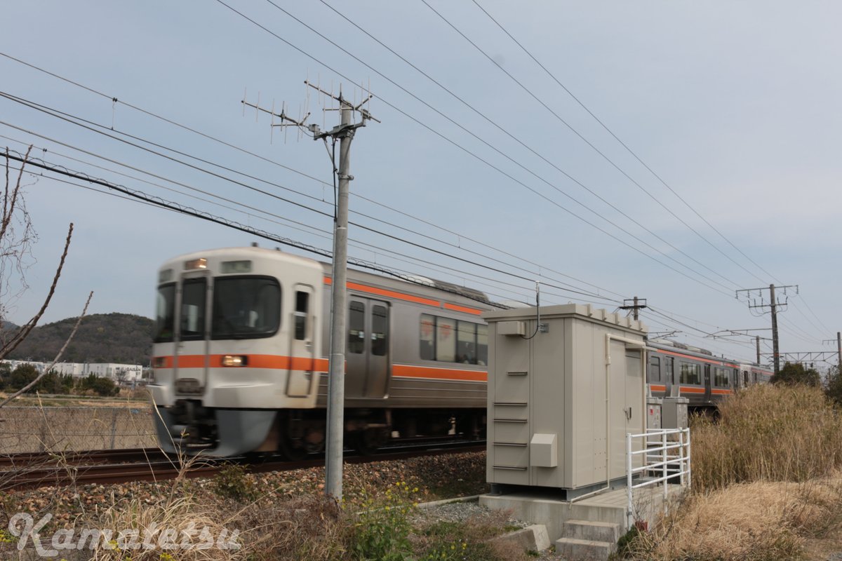 Kamatetsu_'s tweet photo. 3/2より東海道線新所原以西で列車無線のデジタル運用が開始されました。米原駅の扱いは未確認です。デジアナ切替は手動のため、下りは切換標通過直後に、上りは新所原発車後に車内ブザー「・・ー」で乗務員間で切替確認を行っていました。 https://t.co/7IQoilKRVL