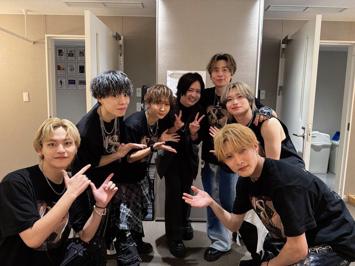 RAYZO_GTHERO's tweet photo. #BLACKIRIS 8th ANNIVERSARY TOUR TOKYO FINAL大手町三井ホールお疲れ様でした👏
千くんから急遽呼び出されての参戦🎸
舞台袖から観ててあまりにもカッコよくてブチ上がってしまったのでギターも本番でノリノリなアレンジにしました笑
前回よりも皆と打ち解けて終始楽しかった😭
またよろしくです⭐️ https://t.co/GWpe7BC15N