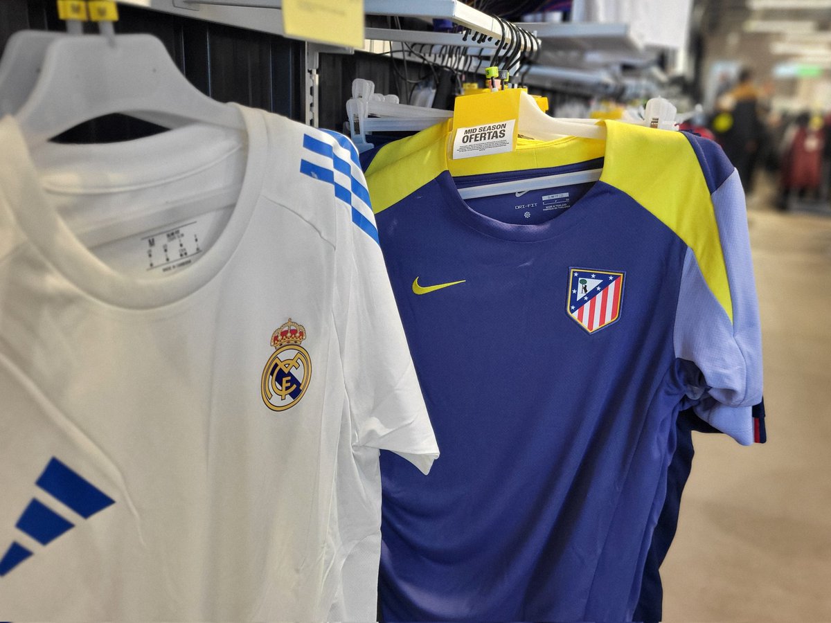 DMC_1986's tweet photo. Macht day! ⚽️🛡⚔️. Hoy se juega el DERBY y en retail se ha notado con el aumento de venta de merchandaising de @realmadrid y @Atleti. 

Noche de fútbol. ¿Quién manda en la capital?

#realmadridatletico #futbol #retail https://t.co/LxSg8BiPSa