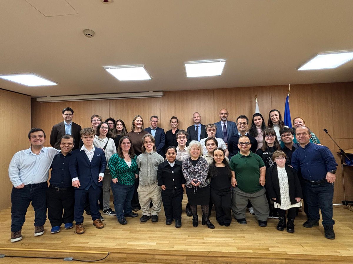 SRBinBulgaria's tweet photo. Удружење људи ниског раста, "Бьлгарски малки хора", обележило је 30 година постојања међународном конференцијом, одржаном у Софији 🇧🇬 у периоду од 19. до 21. марта 2026. год.
Амбасадор 🇷🇸 у 🇧🇬 Милан Равић је са својим колегама присуствовао том догађају, на којем су разматрани проблеми с којима се људи ниског раста суочавају, као и модалитети унапређења њиховог статуса.