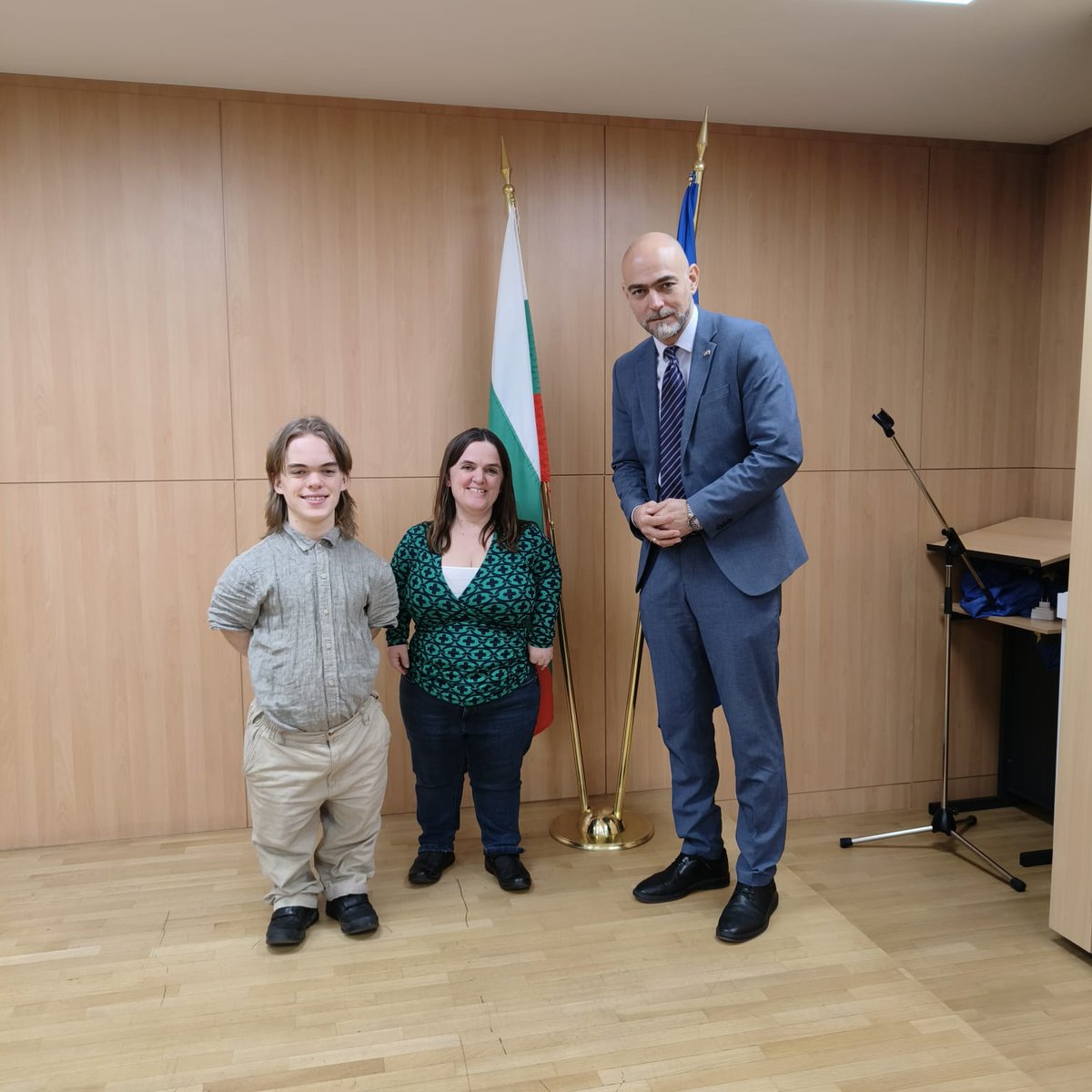 SRBinBulgaria's tweet photo. Удружење људи ниског раста, "Бьлгарски малки хора", обележило је 30 година постојања међународном конференцијом, одржаном у Софији 🇧🇬 у периоду од 19. до 21. марта 2026. год.
Амбасадор 🇷🇸 у 🇧🇬 Милан Равић је са својим колегама присуствовао том догађају, на којем су разматрани проблеми с којима се људи ниског раста суочавају, као и модалитети унапређења њиховог статуса.
