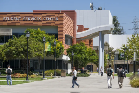 CentsModern's tweet photo. Almost half of undergraduate students take out loans, and the median amount of student debt for those students is about $25,084. https://t.co/TywrJxJCdJ https://t.co/SihC2SSK3T