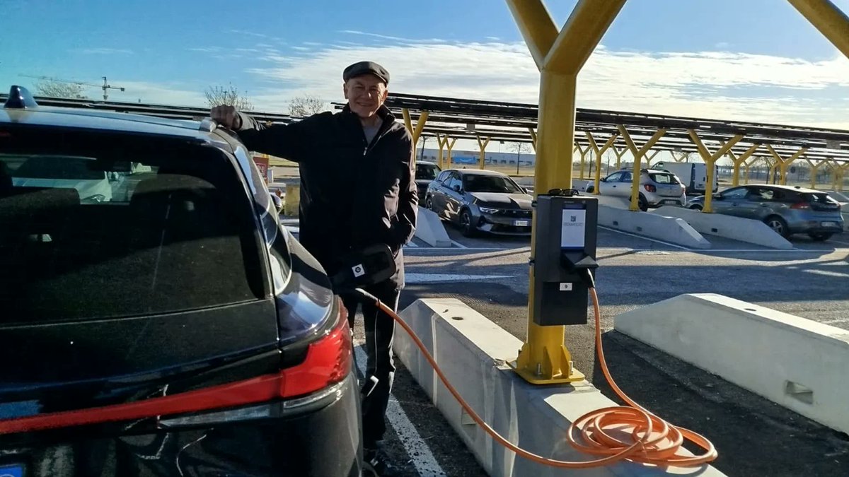 vaielettrico's tweet photo. A Veronamercato: ricariche gratuite ai grossisti e agli operatori. Merito dell'impianto #fotovoltaico https://t.co/pXyHkCWLNI https://t.co/TelLTscqlF