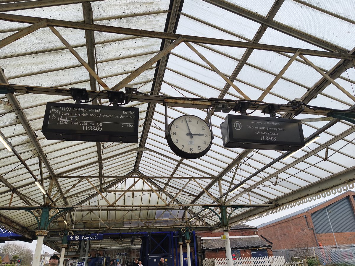NeglectedClocks's tweet photo. Both of these taken at around 11.30 am at Bridlington Station 😢 https://t.co/25ijlxcKZx