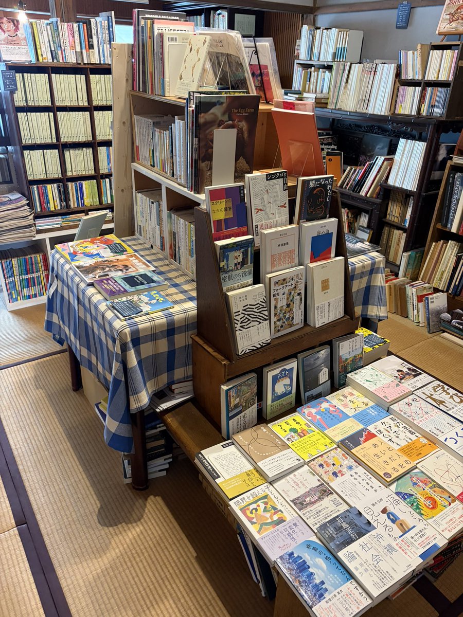 daisuki_imabari's tweet photo. 今日は米屋町にある『森』へ。

喫茶と書店が一緒になった、古民家そのままのお店です。

今日はブレンドコーヒーを注文。

スッキリした味わいと、のんびり過ごせる座敷で、気づいたら1時間本を読んでました。

畳に座って本読みながらコーヒーって、贅沢ですよね♪

また来ますね〜。

#今治 https://t.co/rMNqQDdbBh