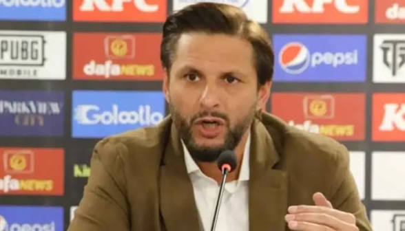 Iam_Rohit_G's tweet photo. Shahid Afridi on PSL : "Dekhiye bhai, meri simple si baat hai… agar PSL sirf do grounds mein hi karni hai, woh bhi bina crowd ke, toh phir is ka faida kya reh gaya? Cricket ka maza hi tab hai jab awaam ho, energy ho.
Meri toh Mohsin Naqvi sahab ko seedhi si suggestion hai ke awaam ko clearly bata dein, na crowd hoga, na live coverage hogi. Phir 8 teams ke owners ko bulao, ek lottery kara lo, aur jis ka naam nikle usay winner announce kar do. Kam se kam yeh jo aadha adhoora tamasha chal raha hai, woh toh khatam ho!"