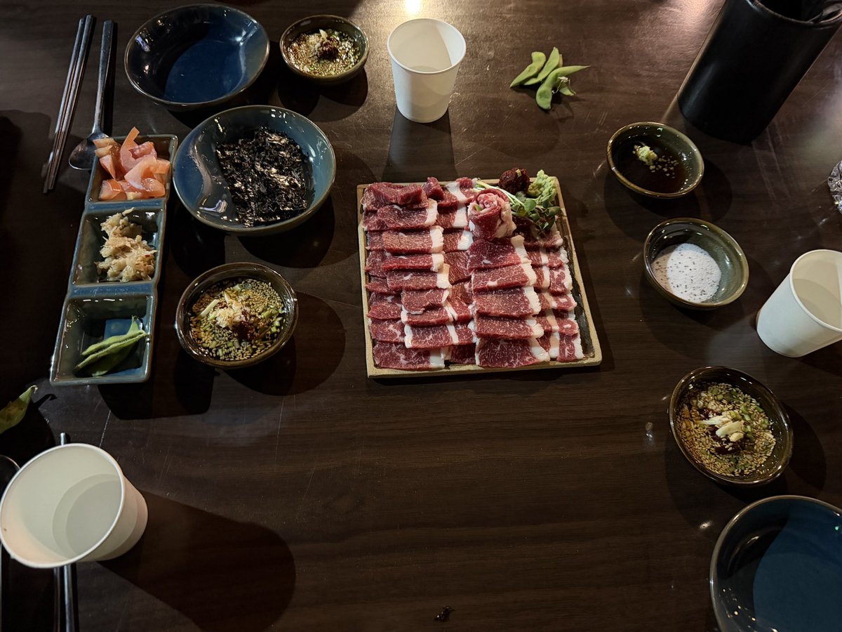 1차 이후 2차로 간 육사시미집
육회나 육사시미가 맛았어보여서 갔다가 생전 처음보는 생차돌육회를 보고 모두 홀린듯이 주문
구마모토에서 먹은 말고기육회보다 훨씬 맛있었다
진짜 기름의 꼬순맛에 평소에 흔히 구워먹을때 나던 차돌박이 맛이 그대로 나서 놀람