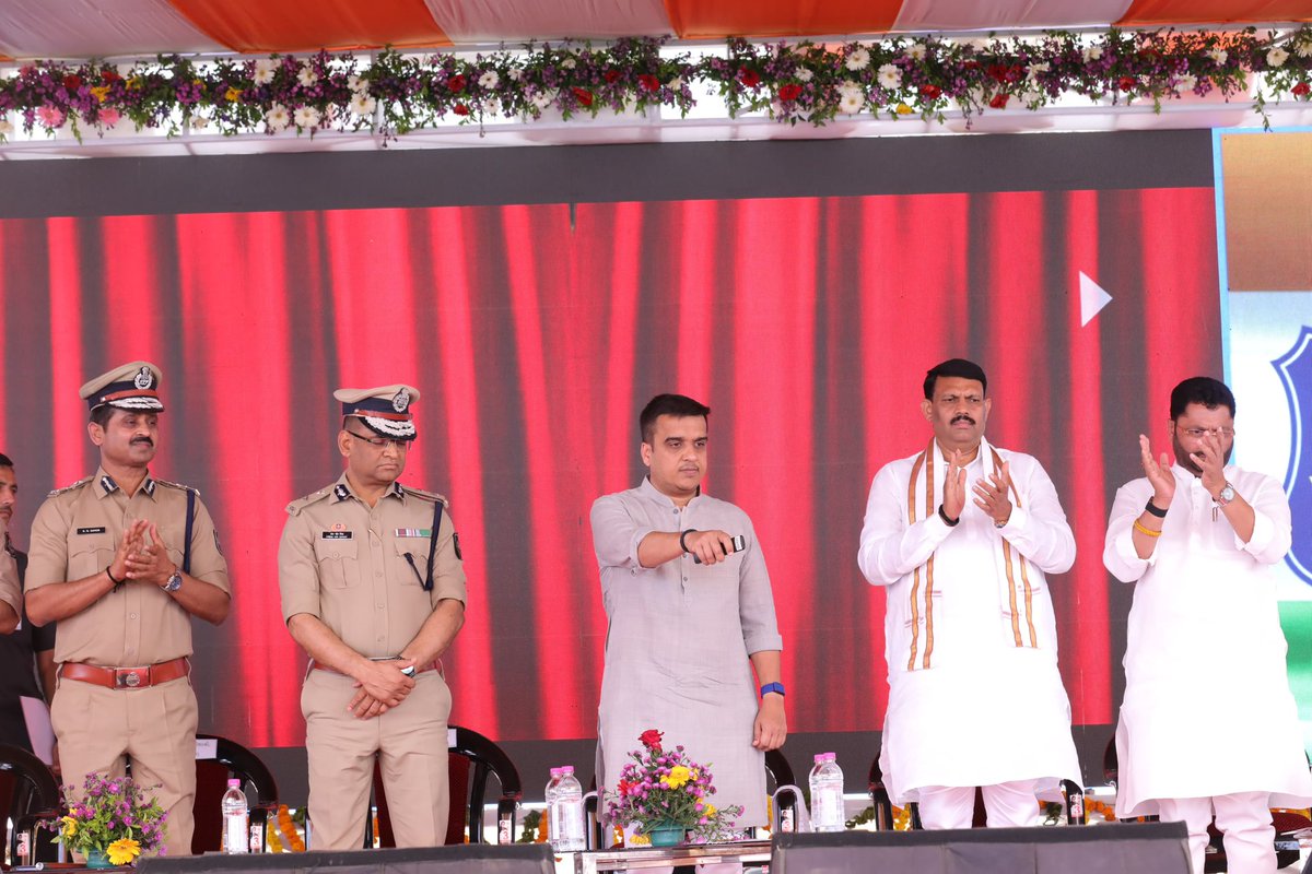 sanghaviharsh's tweet photo. સુરક્ષિત ગુજરાતની નેમ,
માંડવી ખાતેથી રૂ. ૬૬.૦૧ કરોડના પોલીસ પ્રકલ્પોની ભેટ !

✔️ માંડવી ખાતેથી સુરત ગ્રામ્ય, વલસાડ, તાપી અને રેલવે પોલીસ માટે રૂ.૬૬.૦૧ કરોડના વિકાસકાર્યોનું ઇ-લોકાર્પણ અને ખાતમૂહુર્ત કરવાનો અવસર મળ્યો.

✔️​ જનતાની સેવામાં તૈનાત પોલીસ મિત્રોને ઉત્તમ સુવિધા મળે તે હેતુથી સુરત ગ્રામ્યના અનાવલ, તડકેશ્વર અને પાલોદ ખાતે નવા પોલીસ સ્ટેશનો કાર્યરત કરવામાં આવ્યા છે.