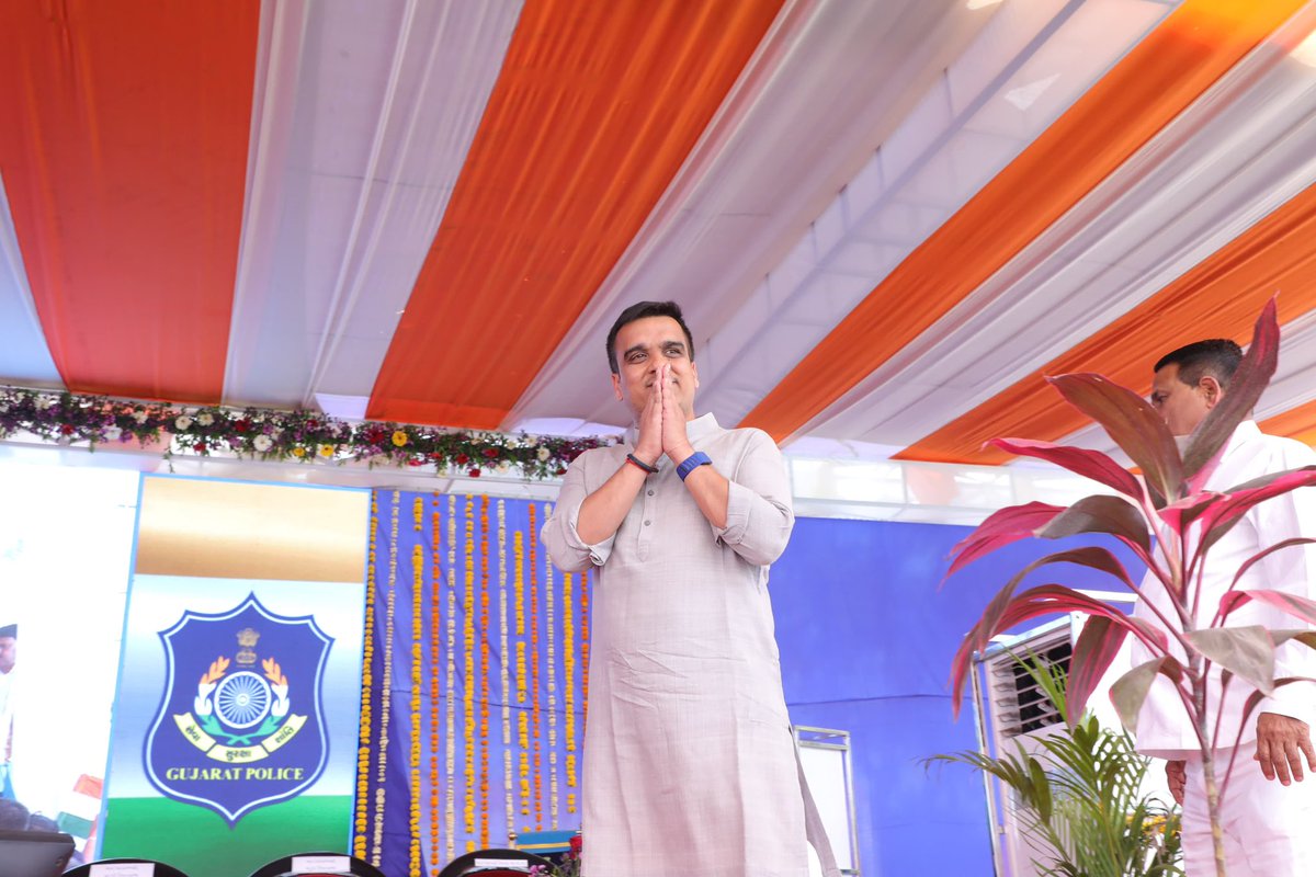sanghaviharsh's tweet photo. સુરક્ષિત ગુજરાતની નેમ,
માંડવી ખાતેથી રૂ. ૬૬.૦૧ કરોડના પોલીસ પ્રકલ્પોની ભેટ !

✔️ માંડવી ખાતેથી સુરત ગ્રામ્ય, વલસાડ, તાપી અને રેલવે પોલીસ માટે રૂ.૬૬.૦૧ કરોડના વિકાસકાર્યોનું ઇ-લોકાર્પણ અને ખાતમૂહુર્ત કરવાનો અવસર મળ્યો.

✔️​ જનતાની સેવામાં તૈનાત પોલીસ મિત્રોને ઉત્તમ સુવિધા મળે તે હેતુથી સુરત ગ્રામ્યના અનાવલ, તડકેશ્વર અને પાલોદ ખાતે નવા પોલીસ સ્ટેશનો કાર્યરત કરવામાં આવ્યા છે.