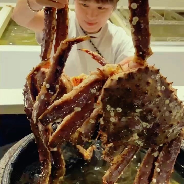 每次品尝乌冬面都仿佛是一场盛宴，那浓郁的香气与醇厚的滋味令人欲罢不能。