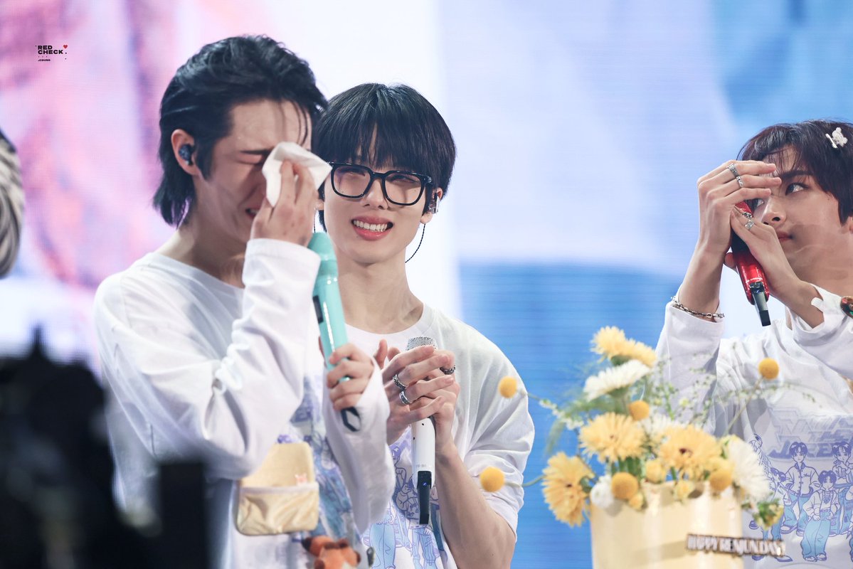 𝗥𝗘𝗗 𝗖𝗛𝗘𝗖𝗞 tweet media