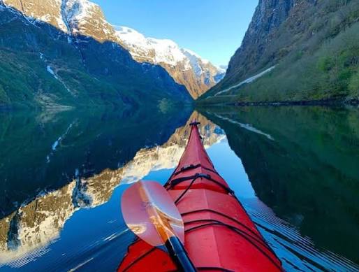 twb_io's tweet image. 24 of 100 Must-Try Experiences Around the World 

24. 🇳🇴 Sognefjord – Fjord Kayaking

#twb #exploreNorway