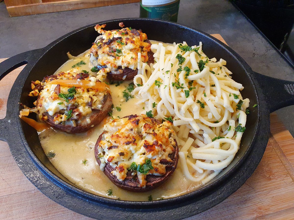 BierbarN's tweet photo. @BartigeDie32608 Brulli postet Essen? Da mach ich mit. Guten Hunger Euch allen. Überbackene Riesenchampis https://t.co/fdUqjXCUY5