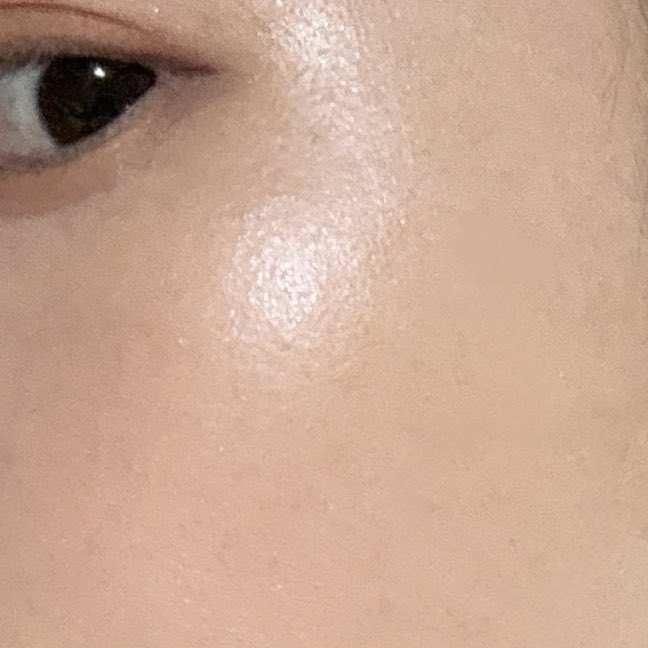 迷っていたパウダーハイライトはエレガンスのアティミエルヴェール002に決めた！
002は3色の中でラメの大きさは中間、濡れたように輝くのに白浮きしない
フェイスパウダーとして磨くように全顔に使っても、ハイライターとしてポイントで使っても良いので1個で2度美味しい🥹おすすめ