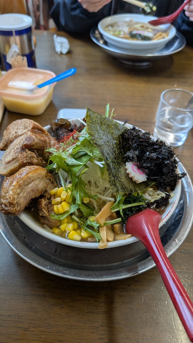 COOcyan's tweet photo. 味の横綱の白醤油スーパースターズは、チャーシューの厚さと大きさがインパクト有り。見た目はガッツリだけど味はあっさりで食べやすい。
花咲の味噌蔵チャーシューは、一口目から味噌がガツンと来て濃厚スープが旨い。ご馳走様でした。
#ラーメン #新潟ラーメン #チャーシュー #味噌ラーメン https://t.co/9wF9cHm7Li