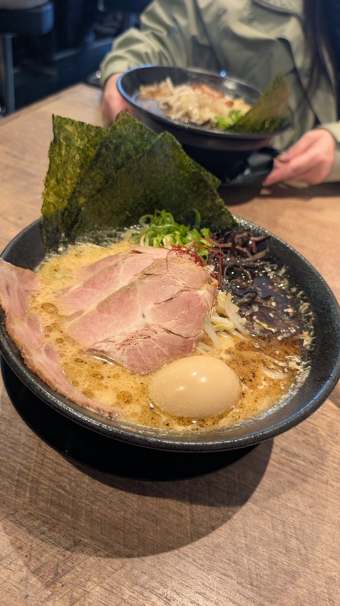 COOcyan's tweet photo. 味の横綱の白醤油スーパースターズは、チャーシューの厚さと大きさがインパクト有り。見た目はガッツリだけど味はあっさりで食べやすい。
花咲の味噌蔵チャーシューは、一口目から味噌がガツンと来て濃厚スープが旨い。ご馳走様でした。
#ラーメン #新潟ラーメン #チャーシュー #味噌ラーメン https://t.co/9wF9cHm7Li