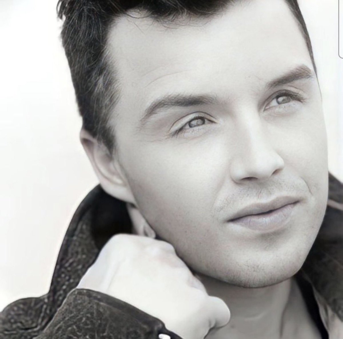 hourly noel fisher tweet media