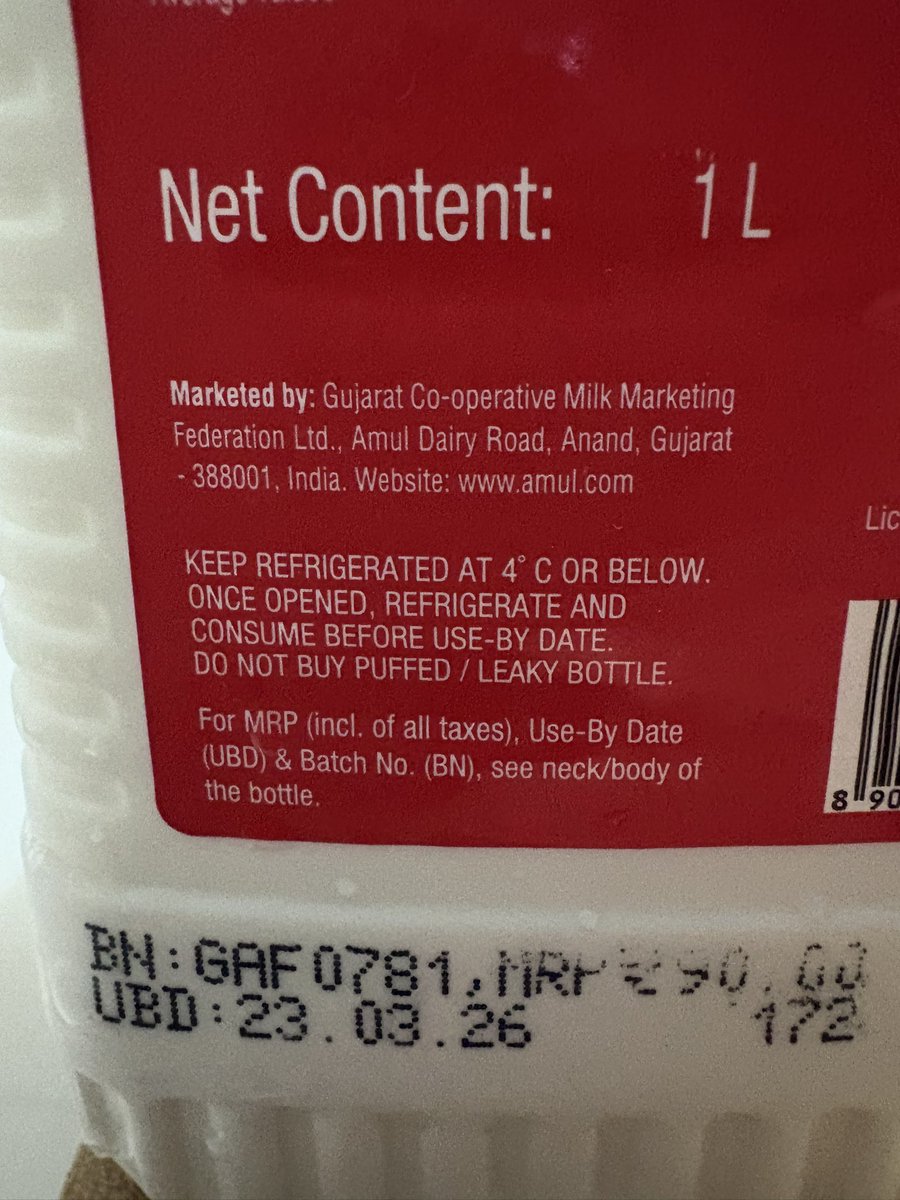 NeilDossa's tweet photo. How do you expect a customer to consume 1 litre of milk in 24 hours? And the customer service chat refuses to replace/refund. @SwiggyCares @Swiggy https://t.co/dGi4cT2Ub9