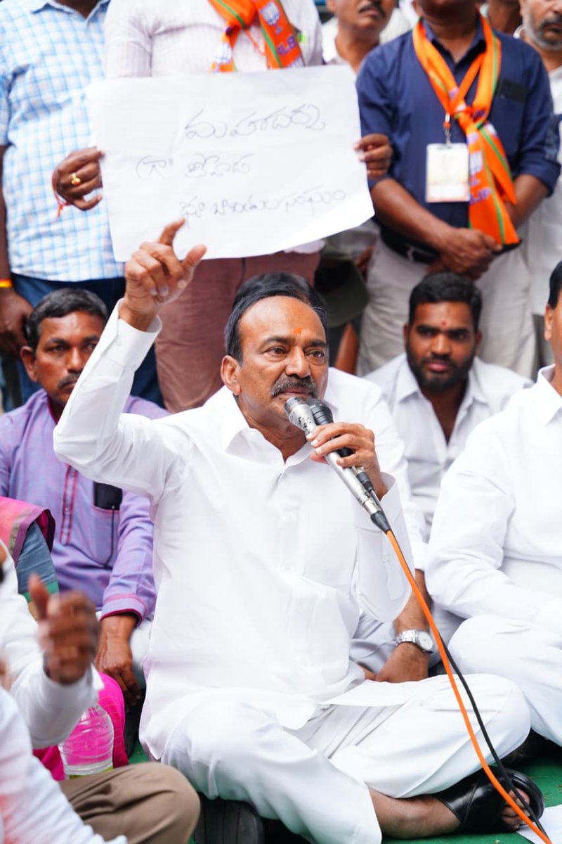 Eatala_Rajender's tweet photo. రేవంత్ రెడ్డి నువ్వు పేదల భూములను గుంజుకుంటుంటే మేము చూస్తూ ఊరుకోం బిడ్డా..

ఎకరం భూమి గుంజుకొని 400 గజాలు ఇస్తామనే దరిద్రపు స్కీం రూపకర్త కేసీఆర్.. అందుకు రేవంత్ రెడ్డి కూడా ఏం తక్కువ కాదు.

పెద్దలు ఆదేశాలతో పేదల మీద దౌర్జన్యం చేసే బి కేర్ఫుల్ అని పోలీసులను హెచ్చరిస్తున్నాను.

పేదల బతుకులలో మట్టి కొట్టడమేనా మీ ధర్మం అని రేవంత్ రెడ్డిని సూటిగా అడుగుతున్నాను.

అధికారం ఉందని విర్రవీగితే ప్రజలు కేసీఆర్ ఫీజు పీకారు.. మీ ఫీజు కూడా పీకుతారు జాగ్రత్త.

- ఎంపీ ఈటల రాజేందర్.
*************
కోహెడ భూ భాదితుల సంఘం ఆధ్వర్యంలో నిర్వహించిన ధర్నాకు మద్దతు తెలిపి.. ధర్నాలో పాల్గొన్నాను.

🔸కోహెడ గ్రామంలో ఎస్సీలు, ఎస్టీలు, బీసీలు భూ తల్లిని నమ్ముకొని ఇక్కడ నివసిస్తున్నారు. నాలుగు తరాలుగా ఆ భూములను దున్నుకొని జీవనం కొనసాగిస్తున్నారో... వారికి ఆనాటి ప్రభుత్వాలు ఎంక్వయిరీ చేసి పట్టాలు ఇవ్వడం జరిగింది.

🔸12 సంవత్సరాల పైబడి పేదలు భూముల పైన జీవనం కొనసాగిస్తే ఆ భూములను ముట్టుకునే అధికారం ఎవరికి ఉండదు.

🔸రింగ్ రోడ్డు పడుతున్నప్పుడు పేదలకు ఇచ్చిన అసైన్డ్ భూములకు కూడా డబ్బులు ఇచ్చి తీసుకోవాలని మేము డిమాండ్ చేశాము. అప్పుడు అసైన్డ్ భూములు వారికి కూడా డబ్బులు వచ్చాయి.

🔸అసైన్డ్ భూములు అమ్ముకునే అధికారం లేదు కానీ అనుభవించే అధికారం శాశ్వతంగా ఉంటుంది. వాటిని గుంజుకునే అధికారం ఎవరికి లేదు.

🔸గవర్నమెంట్ అంటే ఎవడబ్బ జాకీర్ కాదు గవర్నమెంట్ అంటే తెలంగాణ ప్రజలు.

🔸బయట రాష్ట్రాలలో 15-20 ఏళ్ల అసైన్డ్ భూముల మీద జీవనం సాగించిన వారికి ఆ భూములను అమ్ముకునే అధికారం ఇచ్చారు.. కాని కేసీఆర్ వచ్చిన తర్వాత ఒక దరిద్రపు స్కీం తీసుకొచ్చాడు అదే ల్యాండ్ పూలింగ్.. దాని  పేరుతో ఒక ఎకరం గుంజుకొని 400 గజాలు ఇచ్చాడు.

🔸ప్రభుత్వానికి భూమి ఎక్కడ అవసరం వచ్చినా పేదల భూమి మాత్రమే ఎందుకు గుంజుకుంటున్నారు ? గవర్నమెంట్ భూములు లేవా ?

🔸ఆనాడు కెసిఆర్ ఈ భూముల గుంజుకొని 300 గజాల చొప్పున ఇస్తానని ఇప్పటికి ఇవ్వకుండా వారి కళ్ళల్లో మట్టి కొట్టాడు. నాది ఇందిరమ్మ రాజ్యం అని చెప్పుకుంటున్న రేవంత్ రెడ్డి కూడా అదే చేస్తున్నాడు.

🔸నువ్వు మా షావుకారు గుట్టలకు సంబంధించిన భూములకు కంపెన్సేషన్  ఇవ్వు లేకపోతే నీ భరతం పడతామని హెచ్చరిస్తున్నాను. 

🔸అది చాలక మార్కెట్ కోసం కోహెడలో  159 మంది రైతులు సాగు చేస్తున్న 239 ఎకరాలు భూములను మేము తీసుకుంటాం మీరు ఎవరు అడగొద్దు, ధర్నాలు చేయొద్దు.. చేస్తే కేసులు పెడతాం అంటే చూస్తూ ఊరుకోం బిడ్డ.

🔸పేద మహిళలు టెంటు వేసుకుంటే పోలీసోళ్ళు గుంజుకొని వెళ్తున్నారంట... పోలీసులు ఉన్నది పేదల మీద దౌర్జన్యం చేయడానికి కాదు. పోలీసులు ప్రజల కోసం, పేదల కోసం, న్యాయం కోసం, ధర్మాన్ని రక్షించడం కోసం ఉంటారనుకుంటాం.. కానీ పెద్దలు ఆదేశాలతో పేదల మీద దౌర్జన్యం చేస్తే వాళ్లు ఒంటరి వాళ్ళు కాదు బి కేర్ఫుల్ అని హెచ్చరిస్తున్నాను.

🔸పాత షావుకారు గుట్టలకు ఏ కంపెన్సేషన్ అయితే ఇస్తా అన్నావో అది ఇవ్వాలని డిమాండ్ చేస్తున్నాను.

🔸కోహెడ గుట్టలను గుంజుకునే ప్రయత్నం చేయవద్దని డిమాండ్ చేస్తున్నాను. ఒకవేళ తీసుకోవాలి అనుకుంటే ప్రజలు, రైతులతో మాట్లాడి వాళ్ళతో ఆలోచన చేయి.. కానీ అధికారం నీ చేతిలో ఉందని వారిపై దౌర్జన్యం చేస్తే భారతీయ జనతా పార్టీగా ఊరుకునే ప్రసక్తి లేదని హెచ్చరిస్తున్నాము.

🔸ఏం రాజ్యం నీది, ఏం దౌర్జన్యం మీది, పేదల బతుకులలో మట్టి కొట్టడమేనా మీ ధర్మం అని రేవంత్ రెడ్డిని సూటిగా అడుగుతున్నాను.

🔸రేవంత్ రెడ్డి తక్షణమే నీ ఎమ్మార్వో, ఆర్డీవో, రెవెన్యూ అధికారులు వచ్చి రైతులతో మాట్లాడి దీనికి ఒక పరిష్కారం చెప్పమని చెప్పడానికి వచ్చాను నేను.

🔸కలెక్టర్ నారాయణ రెడ్డి గారు మీరు వెంటనే స్పందించి నీ ముఖ్యమంత్రి గారితో మాట్లాడుకుని కోహెడ గుట్టల పేదల భూములకు కంపన్సేషన్ ఇప్పించాలని డిమాండ్ చేస్తున్నాను.

🔸ఆనాటి కేసిఆర్ పభుత్వం ఉందని కళ్ళు నెత్తికెక్కి మమ్మల్ని ఎవరు ఏం చేస్తారు అని విర్రవీగితే... ఫీజు పీకేశారు, పాతాళంలో పాతేశారు. మీరు కూడా మళ్ళీ ఆనాడు కేసీఆర్ ఎలా అయితే పేదల పైన దౌర్జన్యం చేశాడో, పేదల భూములు గుంజుకున్నాడో.. వాళ్లకు ఏ గతి పట్టిందో మీకు అదే గతి పడుతుంది.

🔸కోహెడ నడిబొడ్డు నుండి నేను హెచ్చరిస్తున్నాను ఈరోజు నేను ఒక్కడినే రావచ్చు రేపు భారతీయ జనతా పార్టీ మొత్తం వస్తుంది పేదలకు అండగా ఉంటుంది.

🔸నాకు చాలా బాధనిపించే అంశం ఏమిటంటే కోహెడ గ్రామం చైతన్యవంతమైన గ్రామం, పెద్ద జనాభా ఉన్న గ్రామం... పేదలు రోడ్లమీద ఉండి ఇంత ఇబ్బంది పడుతుంటే దిక్కుమాలిన పార్టీలు, జెండాలు ఉండొచ్చు... కానీ పేదలకు అండగా ఉండకపోతే బిడ్డ మీ సంగతి చెప్తారని నాయకులను హెచ్చరిస్తున్నాను. 

🔸కోహెడ గ్రామంలో ఈ సమస్య పరిష్కారంలో మా వంతుగా వారికి అండగా ఉంటానని హామీ ఇచ్చాను.