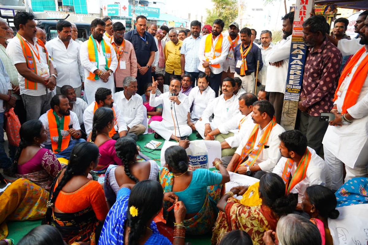 Eatala_Rajender's tweet photo. రేవంత్ రెడ్డి నువ్వు పేదల భూములను గుంజుకుంటుంటే మేము చూస్తూ ఊరుకోం బిడ్డా..

ఎకరం భూమి గుంజుకొని 400 గజాలు ఇస్తామనే దరిద్రపు స్కీం రూపకర్త కేసీఆర్.. అందుకు రేవంత్ రెడ్డి కూడా ఏం తక్కువ కాదు.

పెద్దలు ఆదేశాలతో పేదల మీద దౌర్జన్యం చేసే బి కేర్ఫుల్ అని పోలీసులను హెచ్చరిస్తున్నాను.

పేదల బతుకులలో మట్టి కొట్టడమేనా మీ ధర్మం అని రేవంత్ రెడ్డిని సూటిగా అడుగుతున్నాను.

అధికారం ఉందని విర్రవీగితే ప్రజలు కేసీఆర్ ఫీజు పీకారు.. మీ ఫీజు కూడా పీకుతారు జాగ్రత్త.

- ఎంపీ ఈటల రాజేందర్.
*************
కోహెడ భూ భాదితుల సంఘం ఆధ్వర్యంలో నిర్వహించిన ధర్నాకు మద్దతు తెలిపి.. ధర్నాలో పాల్గొన్నాను.

🔸కోహెడ గ్రామంలో ఎస్సీలు, ఎస్టీలు, బీసీలు భూ తల్లిని నమ్ముకొని ఇక్కడ నివసిస్తున్నారు. నాలుగు తరాలుగా ఆ భూములను దున్నుకొని జీవనం కొనసాగిస్తున్నారో... వారికి ఆనాటి ప్రభుత్వాలు ఎంక్వయిరీ చేసి పట్టాలు ఇవ్వడం జరిగింది.

🔸12 సంవత్సరాల పైబడి పేదలు భూముల పైన జీవనం కొనసాగిస్తే ఆ భూములను ముట్టుకునే అధికారం ఎవరికి ఉండదు.

🔸రింగ్ రోడ్డు పడుతున్నప్పుడు పేదలకు ఇచ్చిన అసైన్డ్ భూములకు కూడా డబ్బులు ఇచ్చి తీసుకోవాలని మేము డిమాండ్ చేశాము. అప్పుడు అసైన్డ్ భూములు వారికి కూడా డబ్బులు వచ్చాయి.

🔸అసైన్డ్ భూములు అమ్ముకునే అధికారం లేదు కానీ అనుభవించే అధికారం శాశ్వతంగా ఉంటుంది. వాటిని గుంజుకునే అధికారం ఎవరికి లేదు.

🔸గవర్నమెంట్ అంటే ఎవడబ్బ జాకీర్ కాదు గవర్నమెంట్ అంటే తెలంగాణ ప్రజలు.

🔸బయట రాష్ట్రాలలో 15-20 ఏళ్ల అసైన్డ్ భూముల మీద జీవనం సాగించిన వారికి ఆ భూములను అమ్ముకునే అధికారం ఇచ్చారు.. కాని కేసీఆర్ వచ్చిన తర్వాత ఒక దరిద్రపు స్కీం తీసుకొచ్చాడు అదే ల్యాండ్ పూలింగ్.. దాని  పేరుతో ఒక ఎకరం గుంజుకొని 400 గజాలు ఇచ్చాడు.

🔸ప్రభుత్వానికి భూమి ఎక్కడ అవసరం వచ్చినా పేదల భూమి మాత్రమే ఎందుకు గుంజుకుంటున్నారు ? గవర్నమెంట్ భూములు లేవా ?

🔸ఆనాడు కెసిఆర్ ఈ భూముల గుంజుకొని 300 గజాల చొప్పున ఇస్తానని ఇప్పటికి ఇవ్వకుండా వారి కళ్ళల్లో మట్టి కొట్టాడు. నాది ఇందిరమ్మ రాజ్యం అని చెప్పుకుంటున్న రేవంత్ రెడ్డి కూడా అదే చేస్తున్నాడు.

🔸నువ్వు మా షావుకారు గుట్టలకు సంబంధించిన భూములకు కంపెన్సేషన్  ఇవ్వు లేకపోతే నీ భరతం పడతామని హెచ్చరిస్తున్నాను. 

🔸అది చాలక మార్కెట్ కోసం కోహెడలో  159 మంది రైతులు సాగు చేస్తున్న 239 ఎకరాలు భూములను మేము తీసుకుంటాం మీరు ఎవరు అడగొద్దు, ధర్నాలు చేయొద్దు.. చేస్తే కేసులు పెడతాం అంటే చూస్తూ ఊరుకోం బిడ్డ.

🔸పేద మహిళలు టెంటు వేసుకుంటే పోలీసోళ్ళు గుంజుకొని వెళ్తున్నారంట... పోలీసులు ఉన్నది పేదల మీద దౌర్జన్యం చేయడానికి కాదు. పోలీసులు ప్రజల కోసం, పేదల కోసం, న్యాయం కోసం, ధర్మాన్ని రక్షించడం కోసం ఉంటారనుకుంటాం.. కానీ పెద్దలు ఆదేశాలతో పేదల మీద దౌర్జన్యం చేస్తే వాళ్లు ఒంటరి వాళ్ళు కాదు బి కేర్ఫుల్ అని హెచ్చరిస్తున్నాను.

🔸పాత షావుకారు గుట్టలకు ఏ కంపెన్సేషన్ అయితే ఇస్తా అన్నావో అది ఇవ్వాలని డిమాండ్ చేస్తున్నాను.

🔸కోహెడ గుట్టలను గుంజుకునే ప్రయత్నం చేయవద్దని డిమాండ్ చేస్తున్నాను. ఒకవేళ తీసుకోవాలి అనుకుంటే ప్రజలు, రైతులతో మాట్లాడి వాళ్ళతో ఆలోచన చేయి.. కానీ అధికారం నీ చేతిలో ఉందని వారిపై దౌర్జన్యం చేస్తే భారతీయ జనతా పార్టీగా ఊరుకునే ప్రసక్తి లేదని హెచ్చరిస్తున్నాము.

🔸ఏం రాజ్యం నీది, ఏం దౌర్జన్యం మీది, పేదల బతుకులలో మట్టి కొట్టడమేనా మీ ధర్మం అని రేవంత్ రెడ్డిని సూటిగా అడుగుతున్నాను.

🔸రేవంత్ రెడ్డి తక్షణమే నీ ఎమ్మార్వో, ఆర్డీవో, రెవెన్యూ అధికారులు వచ్చి రైతులతో మాట్లాడి దీనికి ఒక పరిష్కారం చెప్పమని చెప్పడానికి వచ్చాను నేను.

🔸కలెక్టర్ నారాయణ రెడ్డి గారు మీరు వెంటనే స్పందించి నీ ముఖ్యమంత్రి గారితో మాట్లాడుకుని కోహెడ గుట్టల పేదల భూములకు కంపన్సేషన్ ఇప్పించాలని డిమాండ్ చేస్తున్నాను.

🔸ఆనాటి కేసిఆర్ పభుత్వం ఉందని కళ్ళు నెత్తికెక్కి మమ్మల్ని ఎవరు ఏం చేస్తారు అని విర్రవీగితే... ఫీజు పీకేశారు, పాతాళంలో పాతేశారు. మీరు కూడా మళ్ళీ ఆనాడు కేసీఆర్ ఎలా అయితే పేదల పైన దౌర్జన్యం చేశాడో, పేదల భూములు గుంజుకున్నాడో.. వాళ్లకు ఏ గతి పట్టిందో మీకు అదే గతి పడుతుంది.

🔸కోహెడ నడిబొడ్డు నుండి నేను హెచ్చరిస్తున్నాను ఈరోజు నేను ఒక్కడినే రావచ్చు రేపు భారతీయ జనతా పార్టీ మొత్తం వస్తుంది పేదలకు అండగా ఉంటుంది.

🔸నాకు చాలా బాధనిపించే అంశం ఏమిటంటే కోహెడ గ్రామం చైతన్యవంతమైన గ్రామం, పెద్ద జనాభా ఉన్న గ్రామం... పేదలు రోడ్లమీద ఉండి ఇంత ఇబ్బంది పడుతుంటే దిక్కుమాలిన పార్టీలు, జెండాలు ఉండొచ్చు... కానీ పేదలకు అండగా ఉండకపోతే బిడ్డ మీ సంగతి చెప్తారని నాయకులను హెచ్చరిస్తున్నాను. 

🔸కోహెడ గ్రామంలో ఈ సమస్య పరిష్కారంలో మా వంతుగా వారికి అండగా ఉంటానని హామీ ఇచ్చాను.