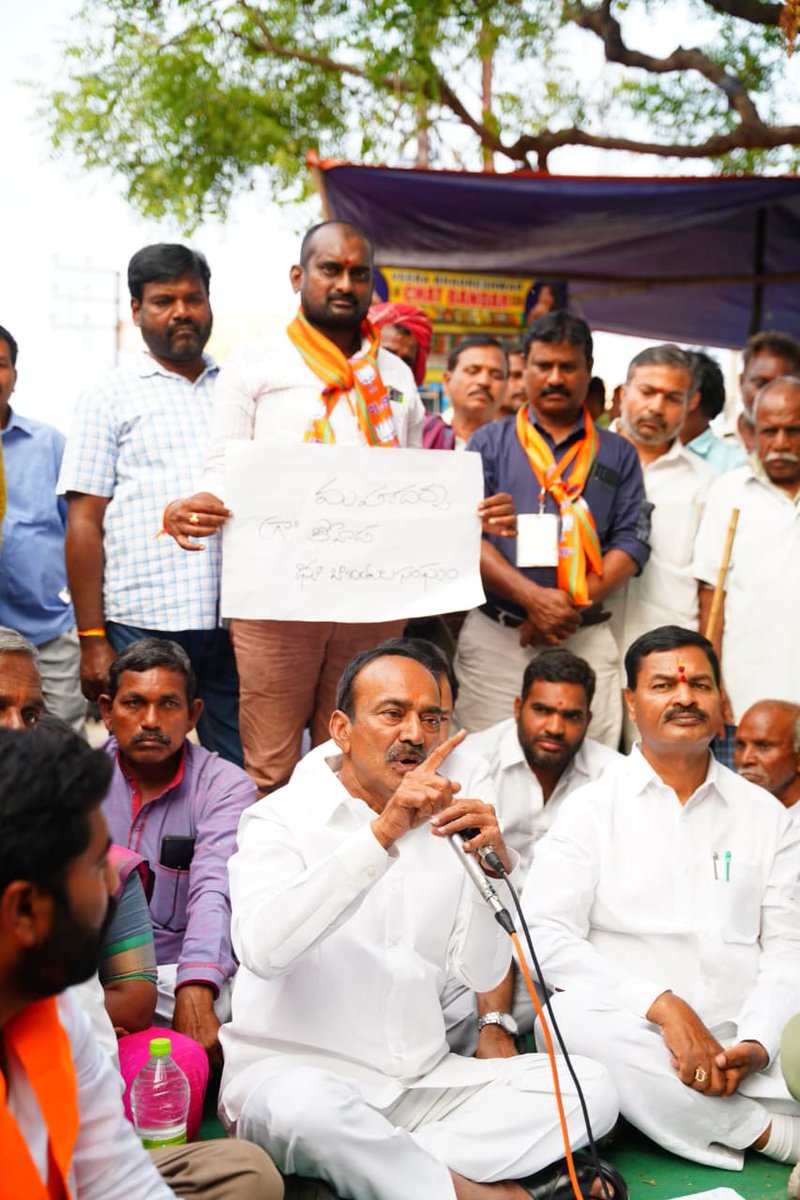 Eatala_Rajender's tweet photo. రేవంత్ రెడ్డి నువ్వు పేదల భూములను గుంజుకుంటుంటే మేము చూస్తూ ఊరుకోం బిడ్డా..

ఎకరం భూమి గుంజుకొని 400 గజాలు ఇస్తామనే దరిద్రపు స్కీం రూపకర్త కేసీఆర్.. అందుకు రేవంత్ రెడ్డి కూడా ఏం తక్కువ కాదు.

పెద్దలు ఆదేశాలతో పేదల మీద దౌర్జన్యం చేసే బి కేర్ఫుల్ అని పోలీసులను హెచ్చరిస్తున్నాను.

పేదల బతుకులలో మట్టి కొట్టడమేనా మీ ధర్మం అని రేవంత్ రెడ్డిని సూటిగా అడుగుతున్నాను.

అధికారం ఉందని విర్రవీగితే ప్రజలు కేసీఆర్ ఫీజు పీకారు.. మీ ఫీజు కూడా పీకుతారు జాగ్రత్త.

- ఎంపీ ఈటల రాజేందర్.
*************
కోహెడ భూ భాదితుల సంఘం ఆధ్వర్యంలో నిర్వహించిన ధర్నాకు మద్దతు తెలిపి.. ధర్నాలో పాల్గొన్నాను.

🔸కోహెడ గ్రామంలో ఎస్సీలు, ఎస్టీలు, బీసీలు భూ తల్లిని నమ్ముకొని ఇక్కడ నివసిస్తున్నారు. నాలుగు తరాలుగా ఆ భూములను దున్నుకొని జీవనం కొనసాగిస్తున్నారో... వారికి ఆనాటి ప్రభుత్వాలు ఎంక్వయిరీ చేసి పట్టాలు ఇవ్వడం జరిగింది.

🔸12 సంవత్సరాల పైబడి పేదలు భూముల పైన జీవనం కొనసాగిస్తే ఆ భూములను ముట్టుకునే అధికారం ఎవరికి ఉండదు.

🔸రింగ్ రోడ్డు పడుతున్నప్పుడు పేదలకు ఇచ్చిన అసైన్డ్ భూములకు కూడా డబ్బులు ఇచ్చి తీసుకోవాలని మేము డిమాండ్ చేశాము. అప్పుడు అసైన్డ్ భూములు వారికి కూడా డబ్బులు వచ్చాయి.

🔸అసైన్డ్ భూములు అమ్ముకునే అధికారం లేదు కానీ అనుభవించే అధికారం శాశ్వతంగా ఉంటుంది. వాటిని గుంజుకునే అధికారం ఎవరికి లేదు.

🔸గవర్నమెంట్ అంటే ఎవడబ్బ జాకీర్ కాదు గవర్నమెంట్ అంటే తెలంగాణ ప్రజలు.

🔸బయట రాష్ట్రాలలో 15-20 ఏళ్ల అసైన్డ్ భూముల మీద జీవనం సాగించిన వారికి ఆ భూములను అమ్ముకునే అధికారం ఇచ్చారు.. కాని కేసీఆర్ వచ్చిన తర్వాత ఒక దరిద్రపు స్కీం తీసుకొచ్చాడు అదే ల్యాండ్ పూలింగ్.. దాని  పేరుతో ఒక ఎకరం గుంజుకొని 400 గజాలు ఇచ్చాడు.

🔸ప్రభుత్వానికి భూమి ఎక్కడ అవసరం వచ్చినా పేదల భూమి మాత్రమే ఎందుకు గుంజుకుంటున్నారు ? గవర్నమెంట్ భూములు లేవా ?

🔸ఆనాడు కెసిఆర్ ఈ భూముల గుంజుకొని 300 గజాల చొప్పున ఇస్తానని ఇప్పటికి ఇవ్వకుండా వారి కళ్ళల్లో మట్టి కొట్టాడు. నాది ఇందిరమ్మ రాజ్యం అని చెప్పుకుంటున్న రేవంత్ రెడ్డి కూడా అదే చేస్తున్నాడు.

🔸నువ్వు మా షావుకారు గుట్టలకు సంబంధించిన భూములకు కంపెన్సేషన్  ఇవ్వు లేకపోతే నీ భరతం పడతామని హెచ్చరిస్తున్నాను. 

🔸అది చాలక మార్కెట్ కోసం కోహెడలో  159 మంది రైతులు సాగు చేస్తున్న 239 ఎకరాలు భూములను మేము తీసుకుంటాం మీరు ఎవరు అడగొద్దు, ధర్నాలు చేయొద్దు.. చేస్తే కేసులు పెడతాం అంటే చూస్తూ ఊరుకోం బిడ్డ.

🔸పేద మహిళలు టెంటు వేసుకుంటే పోలీసోళ్ళు గుంజుకొని వెళ్తున్నారంట... పోలీసులు ఉన్నది పేదల మీద దౌర్జన్యం చేయడానికి కాదు. పోలీసులు ప్రజల కోసం, పేదల కోసం, న్యాయం కోసం, ధర్మాన్ని రక్షించడం కోసం ఉంటారనుకుంటాం.. కానీ పెద్దలు ఆదేశాలతో పేదల మీద దౌర్జన్యం చేస్తే వాళ్లు ఒంటరి వాళ్ళు కాదు బి కేర్ఫుల్ అని హెచ్చరిస్తున్నాను.

🔸పాత షావుకారు గుట్టలకు ఏ కంపెన్సేషన్ అయితే ఇస్తా అన్నావో అది ఇవ్వాలని డిమాండ్ చేస్తున్నాను.

🔸కోహెడ గుట్టలను గుంజుకునే ప్రయత్నం చేయవద్దని డిమాండ్ చేస్తున్నాను. ఒకవేళ తీసుకోవాలి అనుకుంటే ప్రజలు, రైతులతో మాట్లాడి వాళ్ళతో ఆలోచన చేయి.. కానీ అధికారం నీ చేతిలో ఉందని వారిపై దౌర్జన్యం చేస్తే భారతీయ జనతా పార్టీగా ఊరుకునే ప్రసక్తి లేదని హెచ్చరిస్తున్నాము.

🔸ఏం రాజ్యం నీది, ఏం దౌర్జన్యం మీది, పేదల బతుకులలో మట్టి కొట్టడమేనా మీ ధర్మం అని రేవంత్ రెడ్డిని సూటిగా అడుగుతున్నాను.

🔸రేవంత్ రెడ్డి తక్షణమే నీ ఎమ్మార్వో, ఆర్డీవో, రెవెన్యూ అధికారులు వచ్చి రైతులతో మాట్లాడి దీనికి ఒక పరిష్కారం చెప్పమని చెప్పడానికి వచ్చాను నేను.

🔸కలెక్టర్ నారాయణ రెడ్డి గారు మీరు వెంటనే స్పందించి నీ ముఖ్యమంత్రి గారితో మాట్లాడుకుని కోహెడ గుట్టల పేదల భూములకు కంపన్సేషన్ ఇప్పించాలని డిమాండ్ చేస్తున్నాను.

🔸ఆనాటి కేసిఆర్ పభుత్వం ఉందని కళ్ళు నెత్తికెక్కి మమ్మల్ని ఎవరు ఏం చేస్తారు అని విర్రవీగితే... ఫీజు పీకేశారు, పాతాళంలో పాతేశారు. మీరు కూడా మళ్ళీ ఆనాడు కేసీఆర్ ఎలా అయితే పేదల పైన దౌర్జన్యం చేశాడో, పేదల భూములు గుంజుకున్నాడో.. వాళ్లకు ఏ గతి పట్టిందో మీకు అదే గతి పడుతుంది.

🔸కోహెడ నడిబొడ్డు నుండి నేను హెచ్చరిస్తున్నాను ఈరోజు నేను ఒక్కడినే రావచ్చు రేపు భారతీయ జనతా పార్టీ మొత్తం వస్తుంది పేదలకు అండగా ఉంటుంది.

🔸నాకు చాలా బాధనిపించే అంశం ఏమిటంటే కోహెడ గ్రామం చైతన్యవంతమైన గ్రామం, పెద్ద జనాభా ఉన్న గ్రామం... పేదలు రోడ్లమీద ఉండి ఇంత ఇబ్బంది పడుతుంటే దిక్కుమాలిన పార్టీలు, జెండాలు ఉండొచ్చు... కానీ పేదలకు అండగా ఉండకపోతే బిడ్డ మీ సంగతి చెప్తారని నాయకులను హెచ్చరిస్తున్నాను. 

🔸కోహెడ గ్రామంలో ఈ సమస్య పరిష్కారంలో మా వంతుగా వారికి అండగా ఉంటానని హామీ ఇచ్చాను.