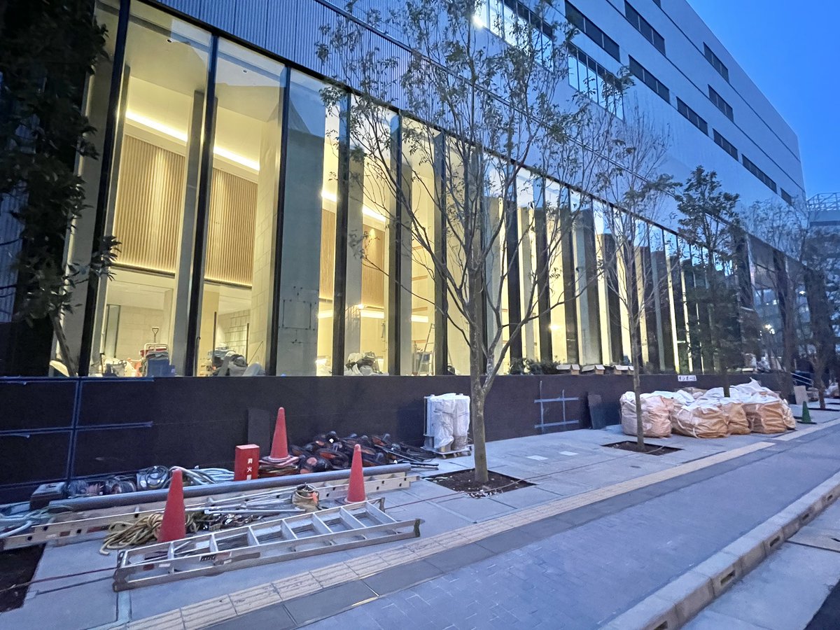 mthouse_staff's tweet photo. グランドシティタワー池袋

ついに外周を囲っていたパネルが取れました！
日曜日なのに皆様作業中です！
いよいよです！ https://t.co/BMIvnxHsOZ