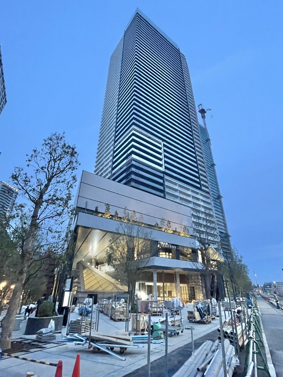 mthouse_staff's tweet photo. グランドシティタワー池袋

ついに外周を囲っていたパネルが取れました！
日曜日なのに皆様作業中です！
いよいよです！ https://t.co/BMIvnxHsOZ