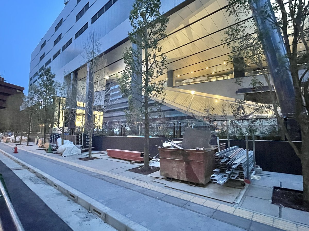 mthouse_staff's tweet photo. グランドシティタワー池袋

ついに外周を囲っていたパネルが取れました！
日曜日なのに皆様作業中です！
いよいよです！ https://t.co/BMIvnxHsOZ