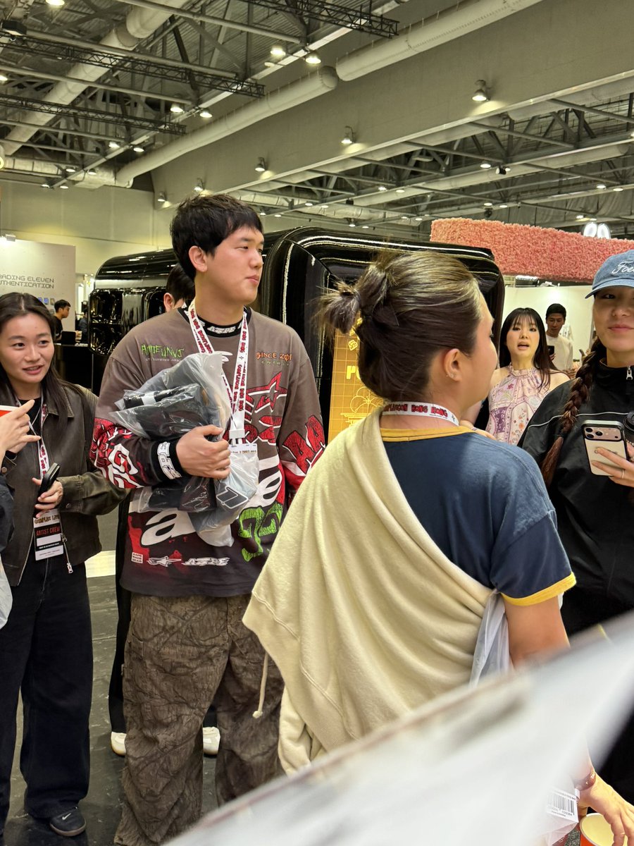 Lilibtch_27's tweet photo. OA and LLOUD staff at Complexcon 👀 https://t.co/pDNwuKPzyx