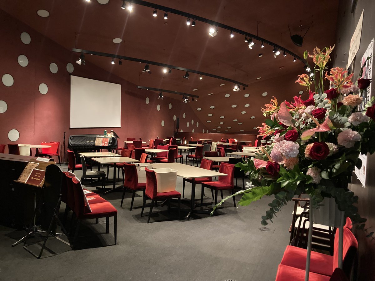 本日19時をもって、座・高円寺2階のカフェ「アンリ・ファーブル」は営業を終了いたしました。この場所も劇場のホール同様、訪れてくださったたくさんの方達の色々な思い出を焼き付けて育ってきたと感じます。ご愛顧くださった皆さま、ありがとうございました！