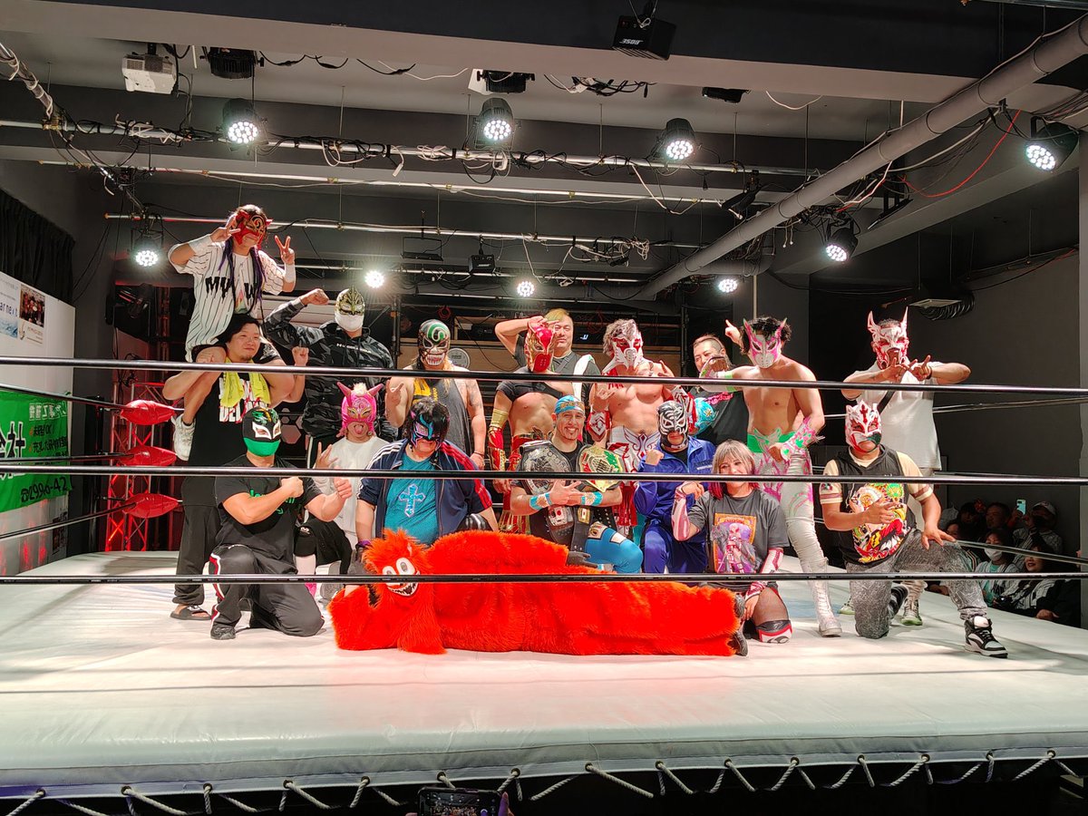 HiwsUH552bt4233's tweet photo. #LMOVL 2連戦ありがとうございました‼️
AKARIさんとは、またリベンジしたいし自分の足りないところが沢山見つかった💥
これを自信に繋げていきます💫💫
LMOは帰る時寂しくなるそのくらいルチャって最高だし私にとって大好きなもの。
これからもルチャリブレするぞ⭐️⭐️

HANAOKAさんにも会えて幸せ💖💖 https://t.co/HYAY3fKHUq