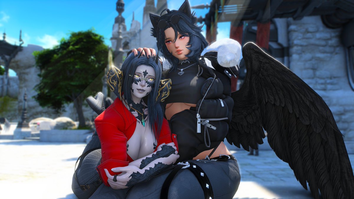 I played XIV since 10 years and I never was the kind of folk who spend my time AFK at Limsa Lominsa. But during past days I did that and I meet <a href="/EmiEorzea/">Emi</a> ! We spend some time to chat and that was so cool ! She is sooo kind ! 
To celebrate that... I made a cute photo with her !❤️