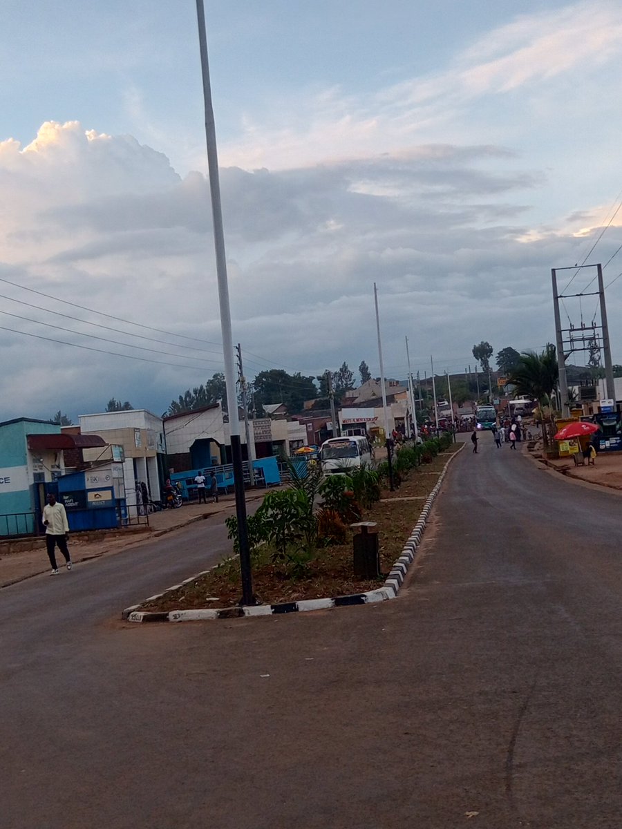 de_ndoli's tweet photo. Good evening Rwanda
Good evening @GatsiboDistrict  , abaturage ba @NgaramaSectorR  baranezerewe cyane 🙏 nyuma yo kubona umuhanda mwiza ,ubu centre ya Ngarama iri gushyirwamo amatara azacanira umugi wose , iyi bayita imiyoborere myiza ishyira umuturage ku isonga ✅ mwakoze cyane @RwandaEast , mwakoze cyane ubuyobozi bwiza bw'akarere kacu ka Gatsibo @RichardGasana na team yanyu @sekanyangeJL @MUKAMANAMarcel1 , Together we can do better 🙏 @RwandaInfra @Jadouwihanganye @SadateMunyakazi @NiyonzizaFelic2