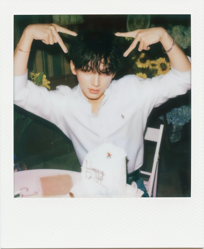 YaochensClub_TH's tweet photo. 小琛哥 de Studio Update - 260323   

สวัสดี เสี่ยวเชิน 👋
นี่คือน้องแฮมสเตอร์ของคุณจากทีม YC 🐹

ถึงเวลาส่ง e-message หากันอีกแล้ว ฮ่าๆๆ

ก่อนอื่น มาย้อนเวลากลับไปกันสักหน่อย...

ขอส่งคำทักทายอย่างอ่อนโยนถึงเหยาเชินเมื่อ 18 ปีก่อน!

เมื่อ 10 ปีก่อนในวันนี้ คุณเพิ่งเริ่มต้นการเดินทางคนเดียวไปต่างประเทศเป็นเวลาสามเดือน ในตอนนั้น คุณมีเพียงกระเป๋าเดินทางเล็กๆ แต่มีความฝันอันแรงกล้าที่จะได้แสดงบนเวที คุณจดบันทึกข้อบกพร่องในการเรียนและการไตร่ตรองจากชั้นเรียนลงในสมุดบันทึกอย่างขยันขันแข็ง คุณสะดุดล้มและดิ้นรนในต่างแดน คุณกลัวสิ่งที่ไม่คุ้นเคยแต่ก็ยังคงมุ่งมั่นด้วยความกล้าหาญ นั่นคือจุดเริ่มต้นของความมุ่งมั่นทั้งหมดของคุณ เป็นสิ่งที่มีค่าที่สุดในความกล้าหาญและความเพียรพยายามของคุณ 🤨

เมื่อมองย้อนกลับไปในปีนี้ เราได้ร่วมเดินทางไปกับคุณ ซึ่งตอนนี้อายุ 27 ปีแล้ว ผ่านการเดินทางที่มั่นคง กล้าหาญ และอ่อนโยน คุณยังคงรักษาความเฉียบคมของวัยเยาว์ไว้เสมอ พร้อมด้วยความมุ่งมั่นที่ตรงไปตรงมาและความทุ่มเทที่ไม่เปลี่ยนแปลงต่อวงการบันเทิง เวทีการแสดง และอาชีพของคุณ

การอายุครบ 27 ปีเป็นปีแห่งการเปลี่ยนแปลงมากมาย:

บทบาทการแสดงของคุณได้ออกอากาศเป็นครั้งแรก และต่อมาได้ถ่ายทำละครย้อนยุคเรื่องแรก ภาพยนตร์เรื่องแรก และละครเกี่ยวกับชีวิตในมหาวิทยาลัยเรื่องแรก… แต่ละก้าวคือการลองใหม่ทั้งหมด และคุณทุ่มเทอย่างเต็มที่ทุกครั้ง เราชื่นชมความเด็ดขาดของคุณที่มีต่อตัวเอง และเราชื่นชมสิ่งที่คุณพูดเมื่อคุณควบคุมอาหารเพื่อบทบาทหนึ่งว่า “ตราบใดที่ความปรารถนาแข็งแกร่งกว่าความอยากอาหาร ผมก็ควบคุมมันได้”

ตอนนี้ คุณมุ่งเน้นไปที่การฝึกฝนทักษะการแสดงของคุณ รับบทบาทแต่ละบทอย่างจริงจัง และนำความทุ่มเทแบบเดียวกับที่คุณมีต่อเวทีการแสดงมาสู่โลกใหม่ที่แตกต่างออกไป เราเฝ้ามองคุณเปลี่ยนบทบาทไปเรื่อยๆ แต่ยังคงยึดมั่นในเป้าหมายเดิมเสมอ…

คุณยังคงฝึกฝนการแสดงบนเวทีอย่างพิถีพิถัน หาเวลาว่างจากตารางงานที่ยุ่งเหยิงเพื่อออกแบบท่าเต้นใหม่ๆ มุ่งมั่นที่จะมอบประสบการณ์การรับชมที่หลากหลาย

คุณยังคงมีความมุ่งมั่นที่ไม่ย่อท้อ ฝึกซ้อมอย่างเงียบๆ จนกระทั่งแบรนด์ต่างๆ ยังรู้สึกเห็นใจคุณ ถึงแม้ทีมงานจะแนะนำซ้ำแล้วซ้ำเล่าว่าการวิ่งมาราธอนจนจบนั้นไม่จำเป็นก็ตาม

คุณยังคงปฏิบัติต่อแฟนๆ ด้วยความจริงใจ พยายามทำให้การแสดงแต่ละครั้งมีความเป็นเอกลักษณ์และสดใหม่ ไม่ยอมลดความพยายามใดๆ และทำให้ผู้ชมประทับใจอยู่เสมอ

คุณยังคงรักครอบครัวและปฏิบัติต่อทุกคนรอบตัวด้วยความเมตตา

คุณยังคงออกเดินทางไปปีนเขา ค้นหาความเข้มแข็งภายในจากธรรมชาติ

และคุณยังคงพูดว่า "อารมณ์แก้ปัญหาอะไรไม่ได้..."

คุณถ่ายทอดความสงบและความมุ่งมั่นให้ทุกคนรอบตัวอย่างเงียบๆ เสมอ

ในวัย 27 ปี คุณมีความมั่นคงในตัวเองมากขึ้น มีความสุขุมรอบคอบมากขึ้น มีความมุ่งมั่น และกล้าหาญมากกว่าเดิม คุณไม่ถูกจำกัดด้วยกรอบใดๆ อีกต่อไป ยอมรับตัวเองในทุกช่วงวัย และก้าวไปข้างหน้าอย่างมั่นคงทีละก้าวบนเส้นทางที่คุณรัก

วันนี้ คุณอายุครบ 28 ปีอย่างเป็นทางการแล้ว! 🎂

ยืนอยู่บนทางแยกของวัย 28 ปี เหลืออีกเพียงสองปีก็จะอายุ 30 ปี นี่คือช่วงเวลาแห่งการเปลี่ยนแปลงที่สำคัญ การเดินทางครั้งใหม่ที่เราจะเริ่มต้นไปพร้อมกับคุณ โดยทุ่มเทอย่างเต็มที่

คอนเสิร์ตต่อหน้าผู้ชม 10,000 คน คือความฝันที่สลักอยู่ในใจคุณมาตั้งแต่สมัยเป็นเด็กฝึกหัด คำตอบของความพยายามนับไม่ถ้วนทั้งวันทั้งคืน นี่ไม่ใช่แค่ความฝันของคุณคนเดียว แต่เป็นคำสัญญาที่ YC TEAM จะทำทุกอย่างสุดความสามารถเพื่อทำให้ความฝันนี้เป็นจริงไปพร้อมกับคุณ 🤙

ทุกคนต่างแอบซ้อมวันนั้นในใจนับครั้งไม่ถ้วน:

คุณตื่นนอนตอนเช้า (ถึงแม้ว่าส่วนใหญ่แล้วคุณอาจจะไม่ได้นอนเลย 😁) ดวงตาเต็มไปด้วยความคาดหวังและความสงบ นี่คือวันสำคัญสำหรับคุณและทุกคนที่รักคุณ เราซ้อมด้วยกันในสถานที่จัดงานจนถึงรุ่งเช้า ปรับแต่งทุกอย่างให้สมบูรณ์แบบ ตั้งแต่ตำแหน่ง แสงไฟ ไปจนถึงเอฟเฟกต์เสียงและรายละเอียดต่างๆ ซ้อมซ้ำแล้วซ้ำเล่า เมื่อแสงไฟส่องมาที่คุณ ความพยายามทั้งหมดก็พบกับความสุขสงบที่สุด

เมื่อยามค่ำคืนมาเยือน ทะเลแห่งแสงไฟส่องสว่างบนเวทีเพื่อคุณโดยเฉพาะ คุณยืนอยู่กลางเวที ด้วยเสียงที่สั่นเครือแต่แน่วแน่ คุณกล่าวกับทุกคนว่า "ขอบคุณที่เดินทางข้ามภูเขาและทะเลมาเพื่อผม เหยาเชินทำได้แล้ว! 🫤"

ช่วงเวลานั้นจะเป็นของขวัญวันเติบโตที่ดีที่สุดที่คุณจะมอบให้กับเด็กหนุ่มวัย 18 ปีที่สับสนแต่แน่วแน่คนนั้น 🎁

ทีม YC จะอยู่เคียงข้างคุณ คอยสนับสนุนและฝึกฝนฝีมือการแสดงของคุณอย่างขยันขันแข็ง เพื่อให้ทุกบทบาทของคุณเป็นที่จดจำ และเราจะอยู่เคียงข้างคุณ สนับสนุนความรักในเวทีการแสดงของคุณ และเปลี่ยนความฝันของคุณที่จะได้แสดงคอนเสิร์ตต่อหน้าผู้ชมหลายพันคน ให้กลายเป็นความจริงที่น่าตื่นตาตื่นใจ

ขอให้คุณปลอดภัย สุขภาพแข็งแรง และมีอิสระเสมอ

ขอให้คุณก้าวหน้าในเส้นทางการแสดงอย่างมั่นคง

ขอให้คุณยึดมั่นในความปรารถนาที่จะยืนอยู่บนเวทีเสมอ

ขอให้คุณก้าวไปทีละขั้นสู่จุดสูงสุดของตัวเอง

ขอให้โลกปฏิบัติต่อคุณอย่างอ่อนโยน และขอให้คุณมีความกล้าที่จะเป็นตัวของตัวเองเสมอ

สุขสันต์วันเกิดปีที่ 28 แด่เหยาเชิน! ขอให้คุณก้าวไปสู่ยอดเขาที่สูงขึ้น ได้เห็นทิวทัศน์ที่สวยงามยิ่งขึ้น ได้พบผู้คนที่ดียิ่งขึ้น และได้รับความรักที่บริสุทธิ์และดีงามมากขึ้น 🎂

ขอให้โชคดีอยู่กับคุณเสมอ! 🍀

HAPPY YAOCHEN DAY  
#YAOCHEN28thBirthday 
#YAOCHEN #姚琛 #야오천 #เหยาเชิน