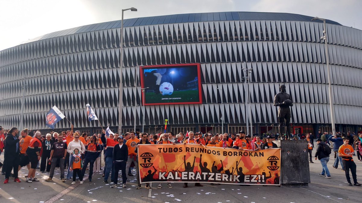 La plantilla de Tubos Reunidos lleva su lucha a San Mamés. Las 301 personas que la dirección quiere despedir no están para partidos ni celebraciones. Mientras, quienes deciden, no arriesgan su puesto y disfrutan de tido, a cosa de los despidos